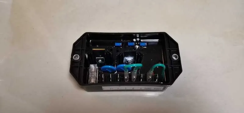 KIPOR Оригинальный Новый AVR регулирующая пластина KDE13/20/30/40/45/60/75/100/115/Универсальный бесщеточный трехфазный генератор
KIPOR Оригинальный Новый AVR регулирующая пластина KDE13/20/30/40/45/60/75/100/115/Универсальный бесщеточный трехфазный генератор