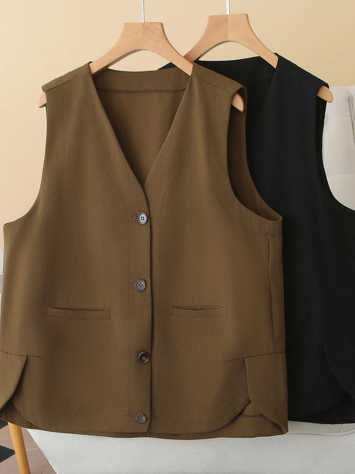 Spring Fashion Simple Style Women's Vest Button up Sleeveless Suit Shoulder Pad V-Neck Loose Fit Outerwear Top
Spring Fashion Simple Style Women's Vest Button up Sleeveless Suit Shoulder Pad V-Neck Loose Fit Outerwear Top