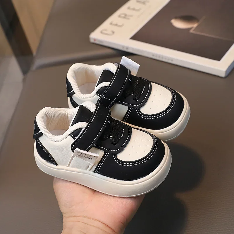 Осенняя дышащая обувь для маленьких девочек, новая повседневная обувь для мальчиков, удобная детская обувь для обучения прогулок, простой дизайн, крутая модная обувь
Осенняя дышащая обувь для маленьких девочек, новая повседневная обувь для мальчиков, удобная детская обувь для обучения прогулок, простой дизайн, крутая модная обувь