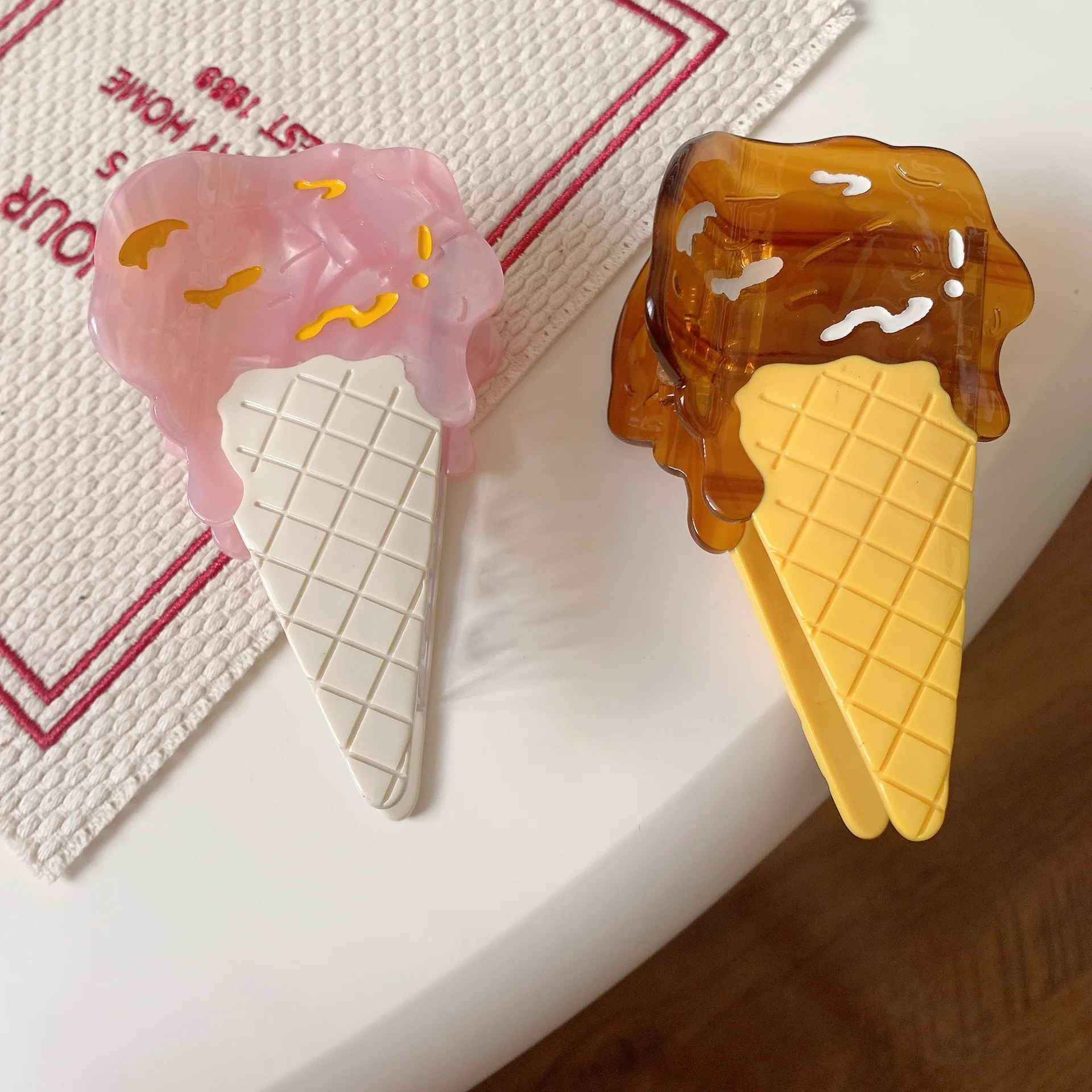 1pc Fun simulation ice cream scoop, new cone shark clip, cute hair accessory with ponytail and dished hair
1pc Fun simulation ice cream scoop, new cone shark clip, cute hair accessory with ponytail and dished hair