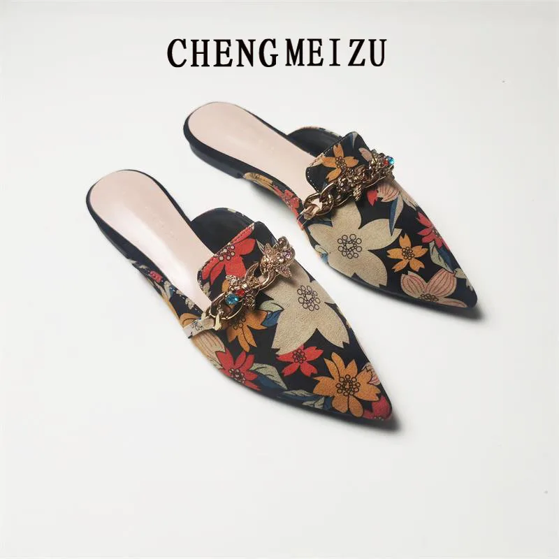 Fashion Women's Backless Mules Flats Pointed Toe Rhinestone Chain Slippers Black Floral Print Slip-on Sandals
Fashion Women's Backless Mules Flats Pointed Toe Rhinestone Chain Slippers Black Floral Print Slip-on Sandals