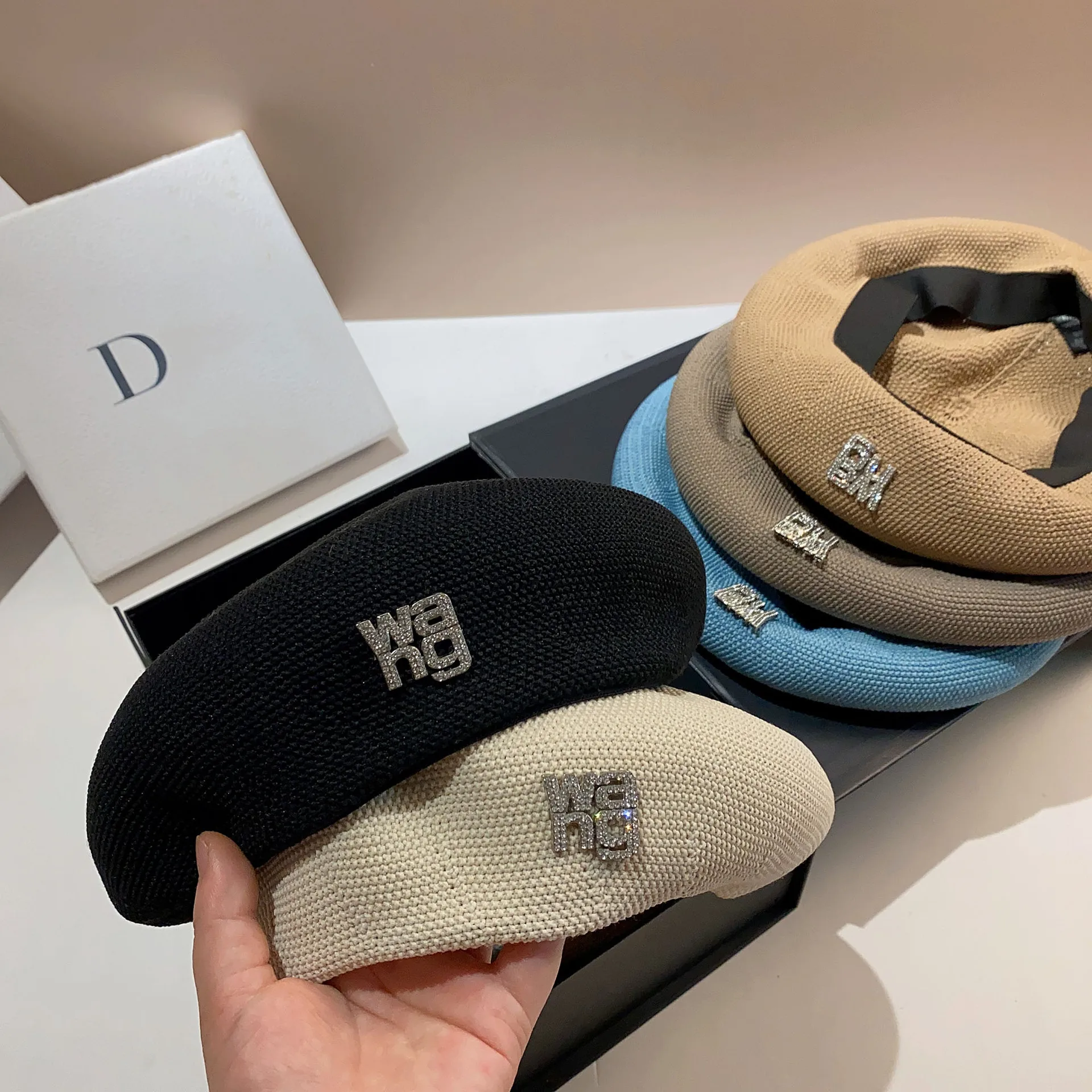 Fashion WANG Letter Women Knit Berets Spring Summer Ventilate Korean Fashion Cap Vintage Hollow Painter Hat Female Gorras Mujer
Fashion WANG Letter Women Knit Berets Spring Summer Ventilate Korean Fashion Cap Vintage Hollow Painter Hat Female Gorras Mujer