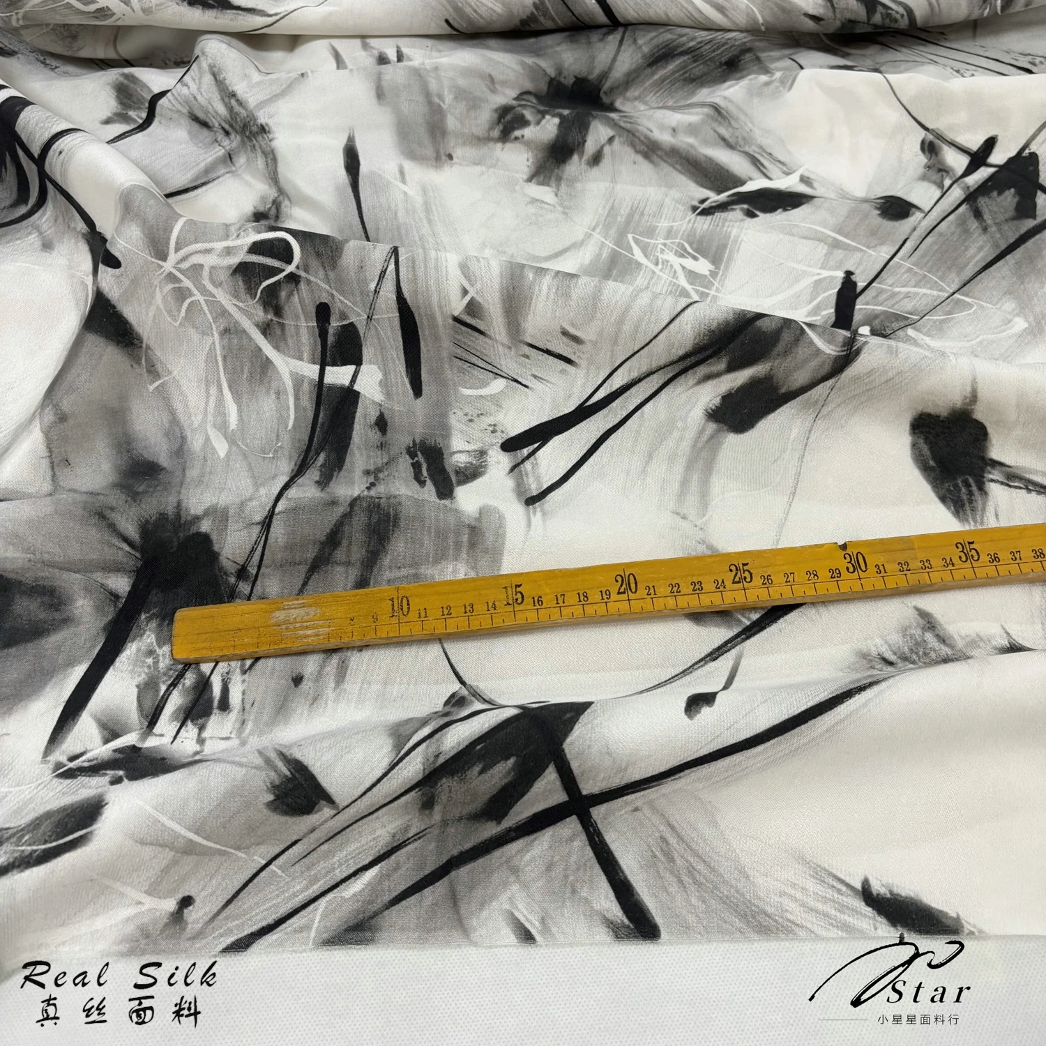 High-End Beige Chinese Style Ink Painting Silk Wool Lining Wool Coat and Coat Fabric Autumn and Winter
High-End Beige Chinese Style Ink Painting Silk Wool Lining Wool Coat and Coat Fabric Autumn and Winter