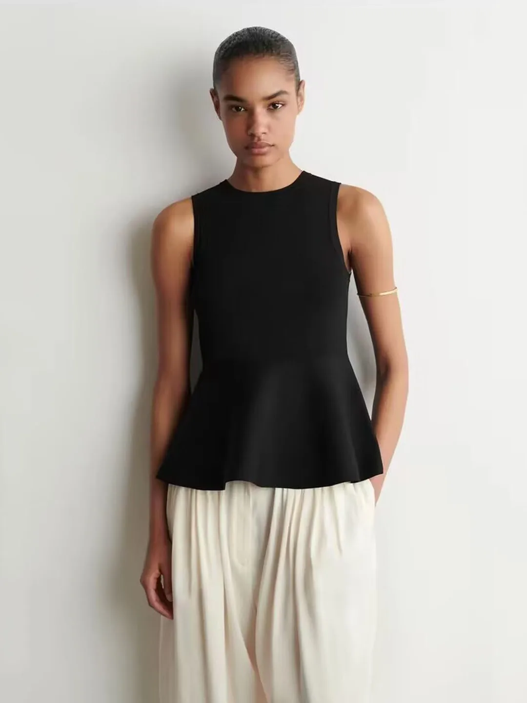 Elegant Black Sleeveless Knitted Vest round Neck Ruffle Hem Summer New Arrival Women's Fashion Slim Fit Top Casual Simple Style
Elegant Black Sleeveless Knitted Vest round Neck Ruffle Hem Summer New Arrival Women's Fashion Slim Fit Top Casual Simple Style