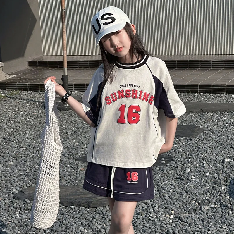 Girls' summer short-sleeved suit 2024 new Korean version children's thin Polo shirt letter color matching T-shirt shorts
Girls' summer short-sleeved suit 2024 new Korean version children's thin Polo shirt letter color matching T-shirt shorts
