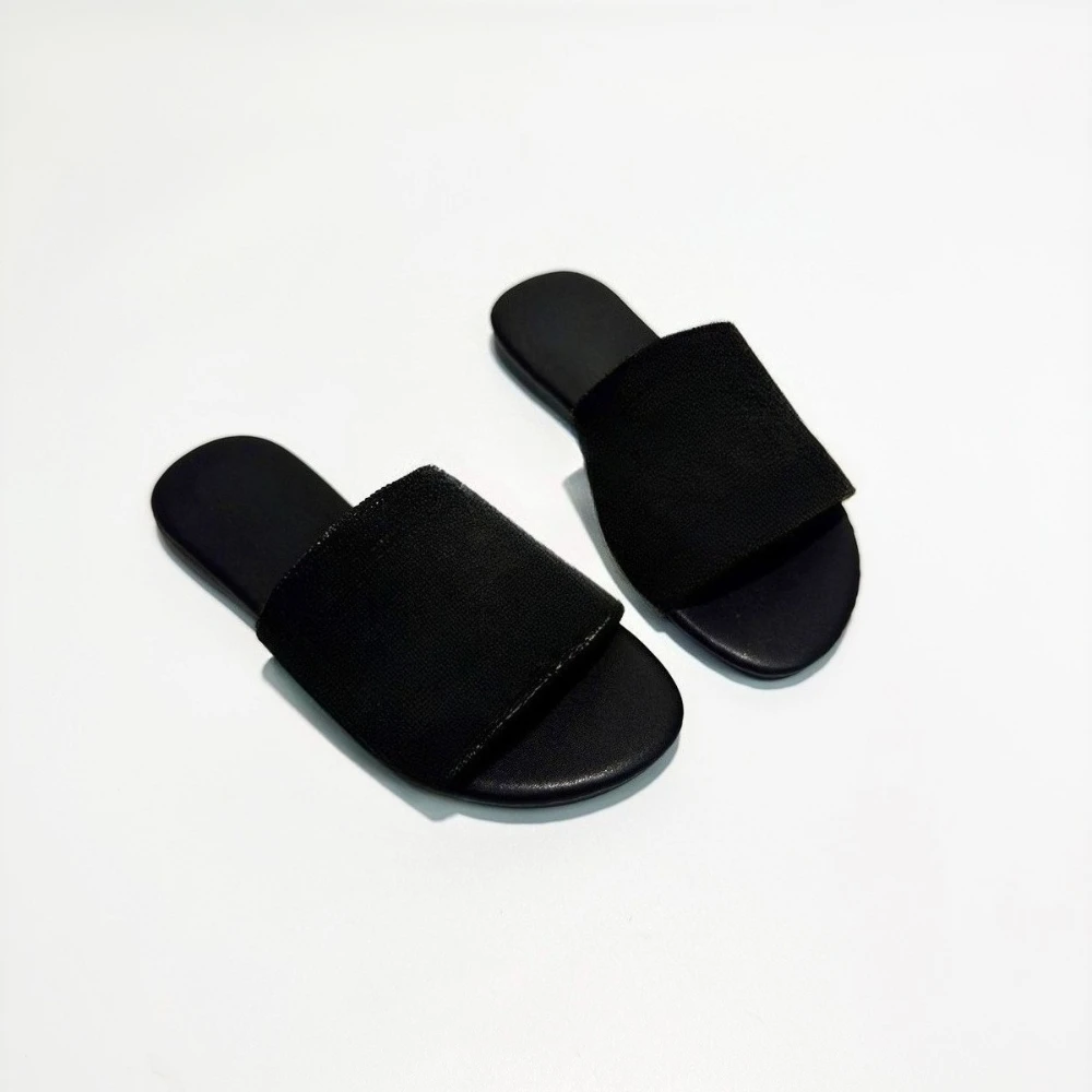 2026 Spring Summer New Girls' Non-Slip Rubber Sole Slides Outdoor Sandals All-Matching Mom-Approved Safe Grip Design Mini Me Fashion Aesthetic Vibes Footwear Durable Lightweight Insole for Kids Toddlers Little Big Girls Beach Pool Party
2026 Spring Summer New Girls' Non-Slip Rubber Sole Slides Outdoor Sandals All-Matching Mom-Approved Safe Grip Design Mini Me Fashion Aesthetic Vibes Footwear Durable Lightweight Insole for Kids Toddlers Little Big Girls Beach Pool Party