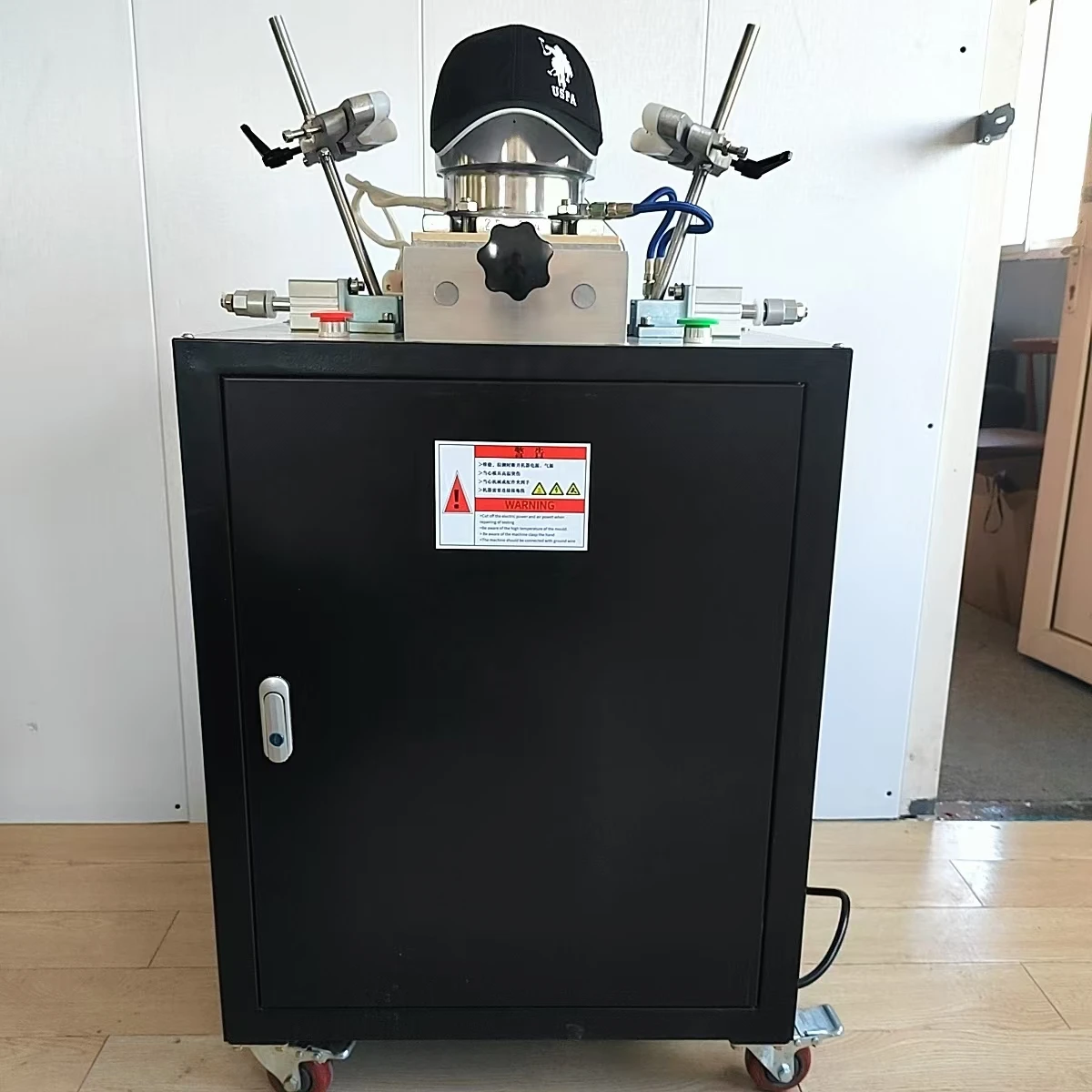 Single-head Ironing Cap Machine Includes an air Compressor and an Internal Water tank Baseball Hat Steam Ironing Machine
Single-head Ironing Cap Machine Includes an air Compressor and an Internal Water tank Baseball Hat Steam Ironing Machine