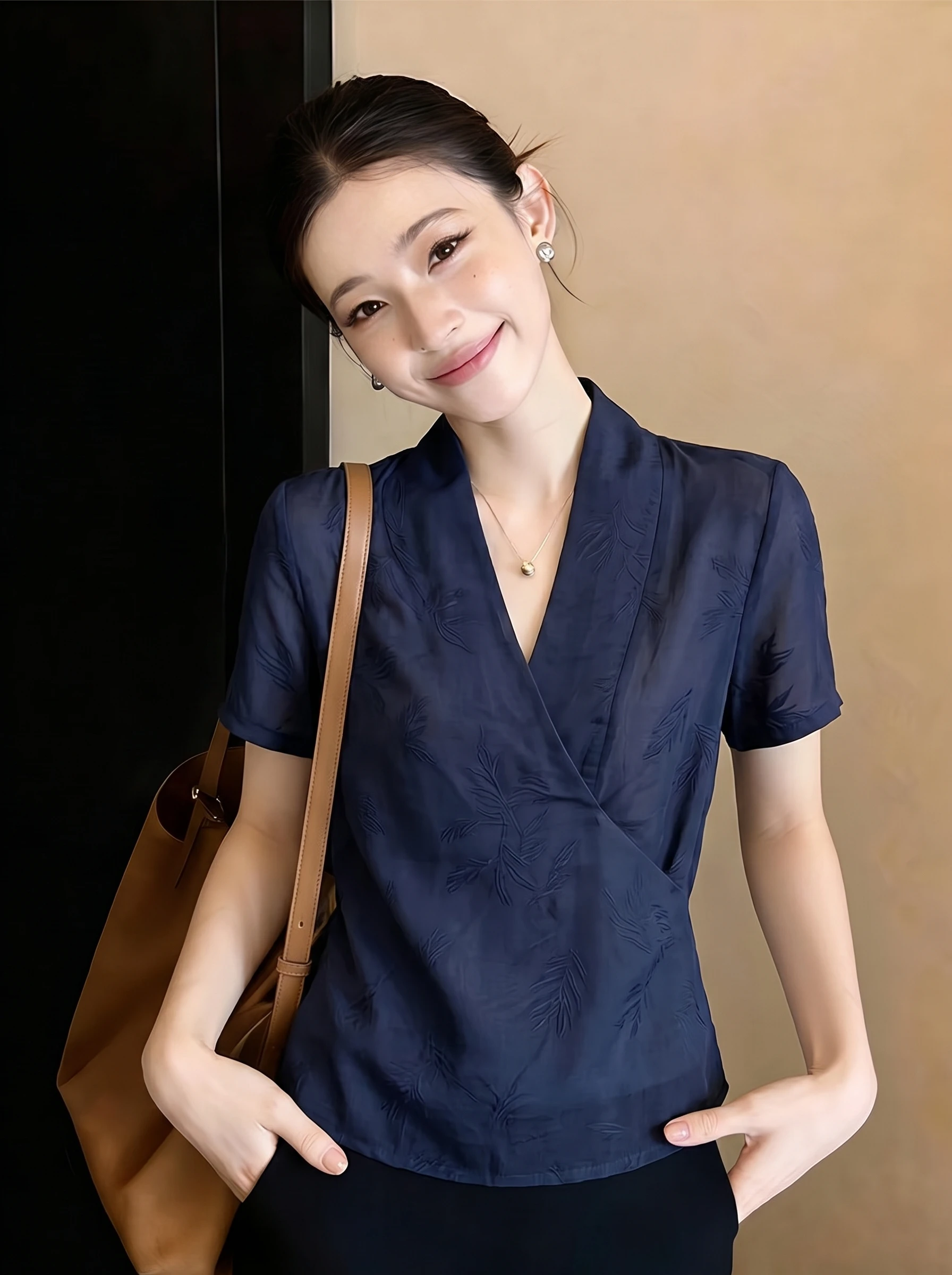Slimming Effect V-Neck Cross Short Sleeve Shirt Women's Commute Style Summer New Design Unique Meat Conceal Thin Shirt Trend
Slimming Effect V-Neck Cross Short Sleeve Shirt Women's Commute Style Summer New Design Unique Meat Conceal Thin Shirt Trend