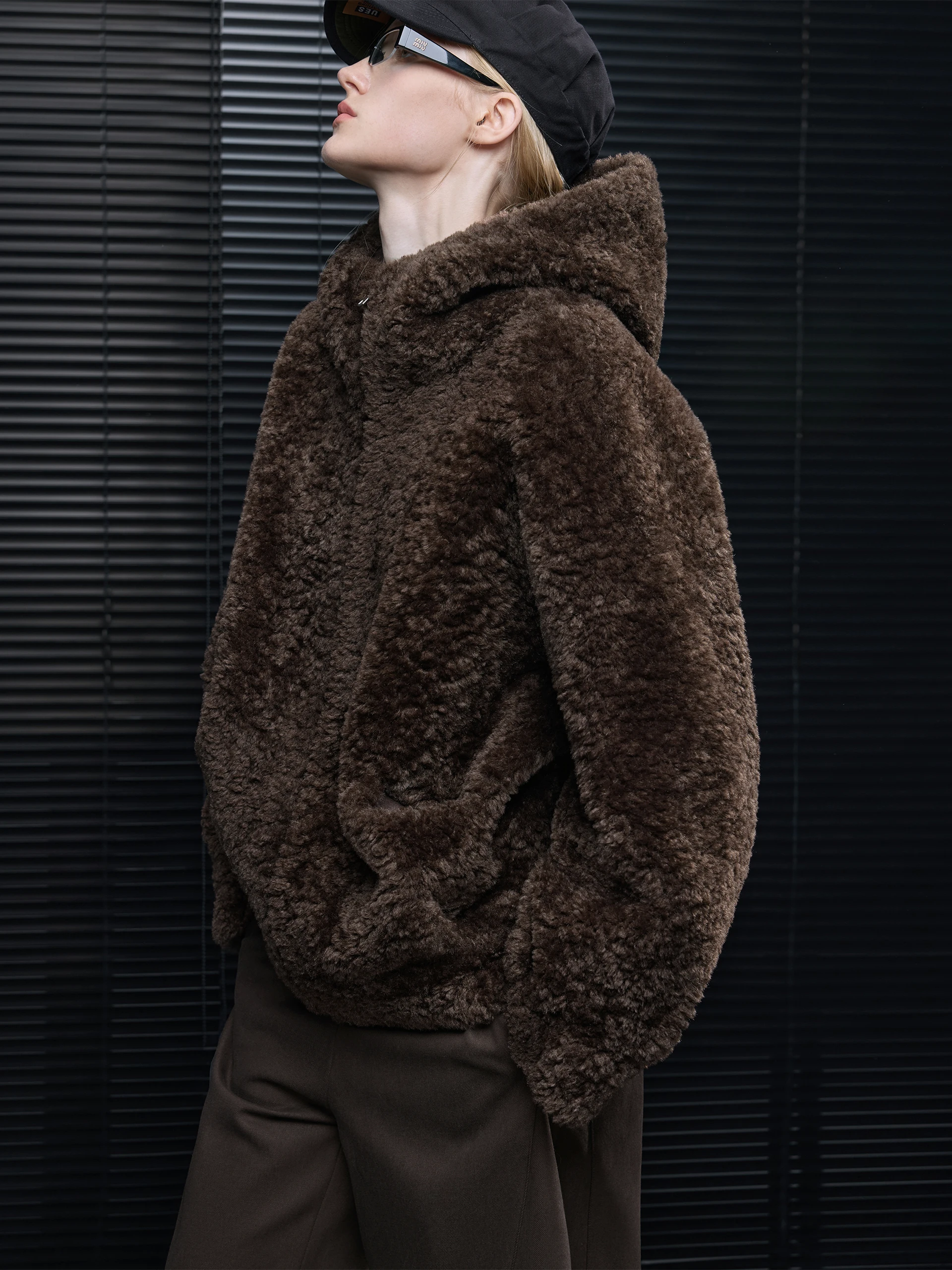 Женская утепленная куртка из овечьей шерсти с капюшоном, на молнии, однотонная, из полиэстера, с длинными рукавами, для улицы
Женская утепленная куртка из овечьей шерсти с капюшоном, на молнии, однотонная, из полиэстера, с длинными рукавами, для улицы