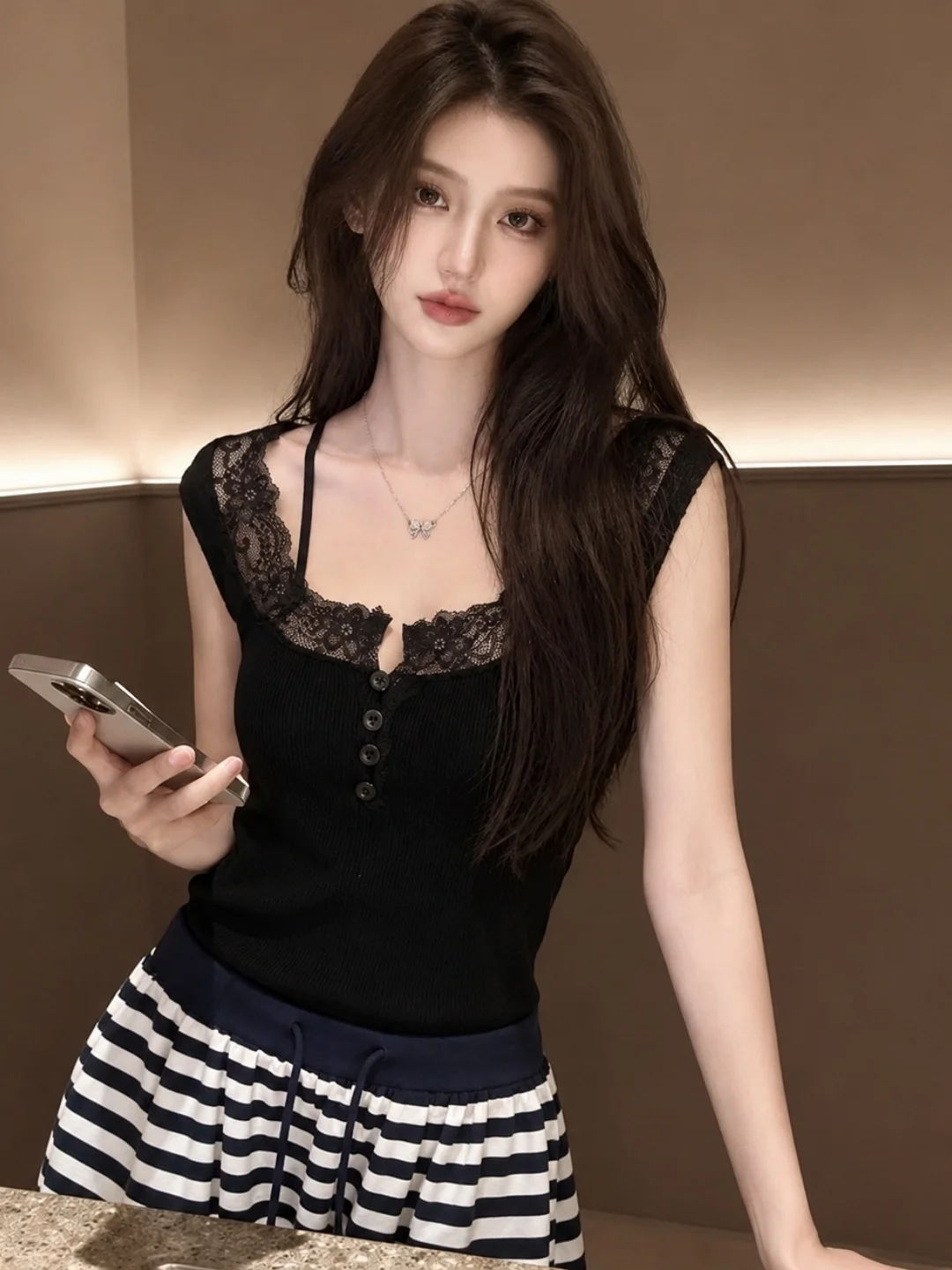 Sexy Lace Patchwork Design Slim Fit Sleeveless Vest Women's Fashionable Summer Top Korean Style Elegant Thinming Shirt
Sexy Lace Patchwork Design Slim Fit Sleeveless Vest Women's Fashionable Summer Top Korean Style Elegant Thinming Shirt
