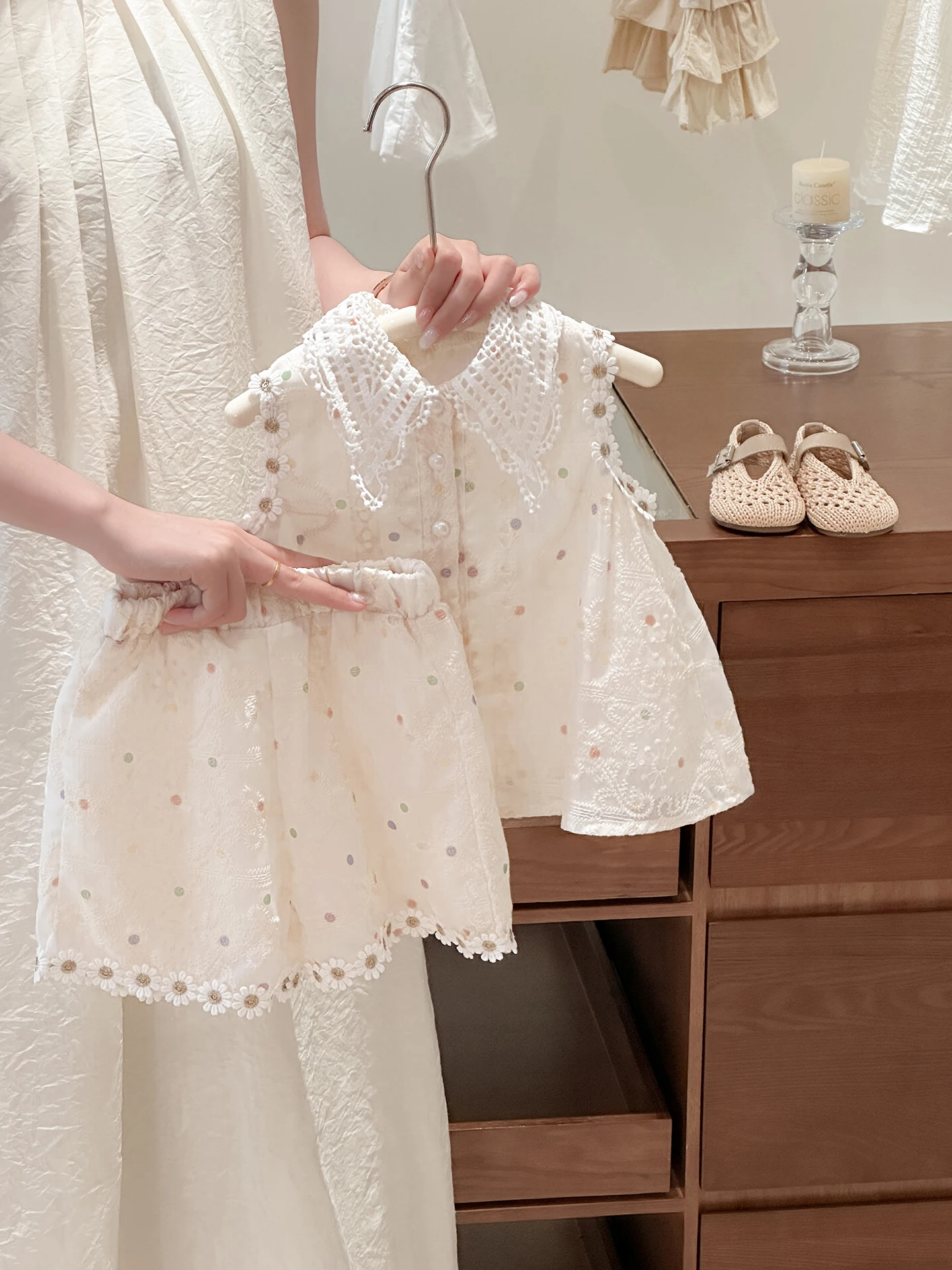 Fashionable Polka Dot Ruffle Sleeveless Top And Short Pants Two Piece Set for Girls Cute Summer Outfit Breathable Comfortable
Fashionable Polka Dot Ruffle Sleeveless Top And Short Pants Two Piece Set for Girls Cute Summer Outfit Breathable Comfortable
