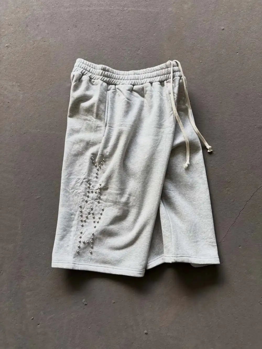 2026 new summer American high street style side rivet decoration sports shorts trendy loose drawstring casual five quarter pants
2026 new summer American high street style side rivet decoration sports shorts trendy loose drawstring casual five quarter pants