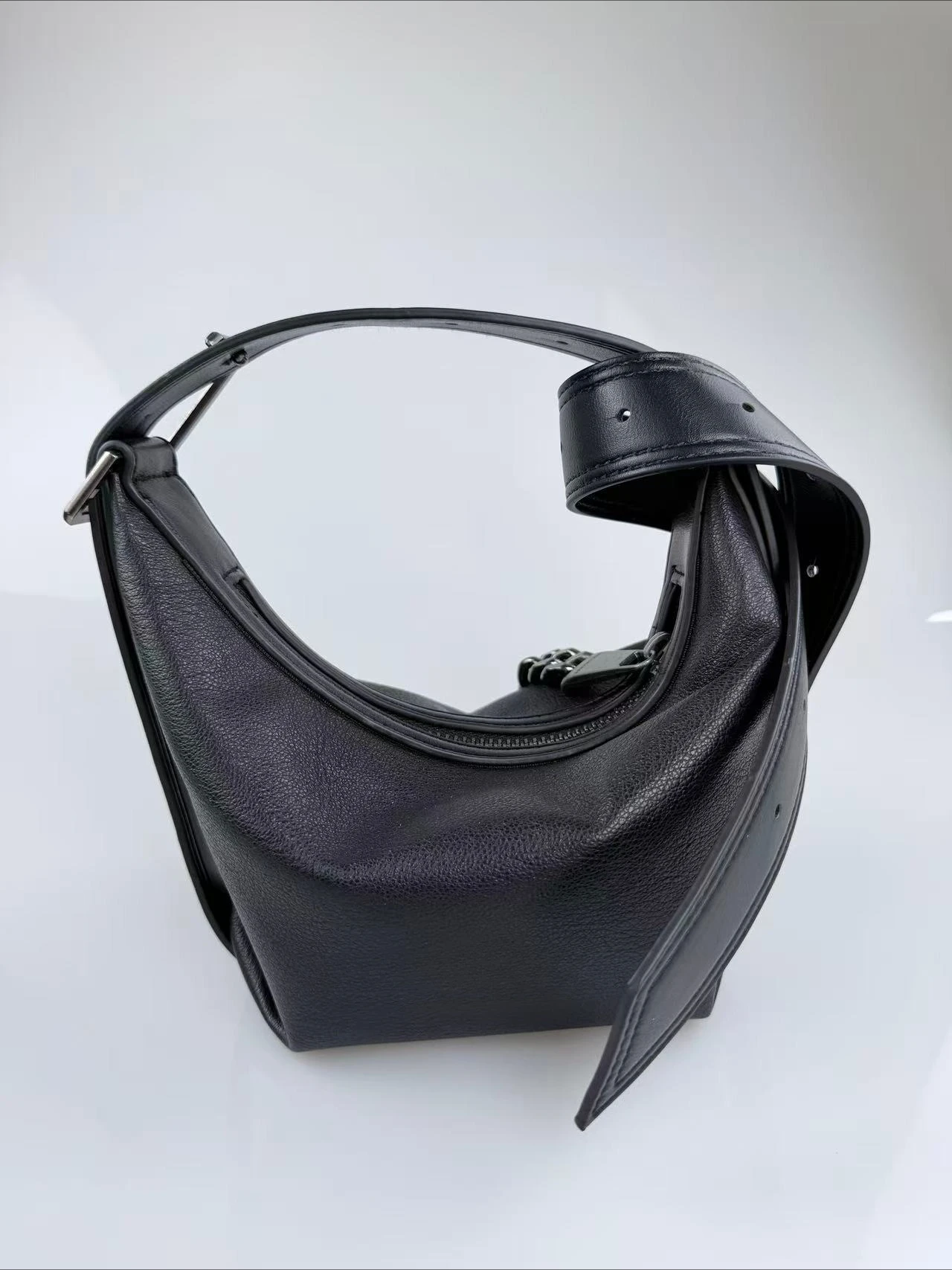 2026 New European Style Rivet Chain Bag - Women's Versatile Single Shoulder Crossbody Bag with Fashion Twist Handle Bag
2026 New European Style Rivet Chain Bag - Women's Versatile Single Shoulder Crossbody Bag with Fashion Twist Handle Bag