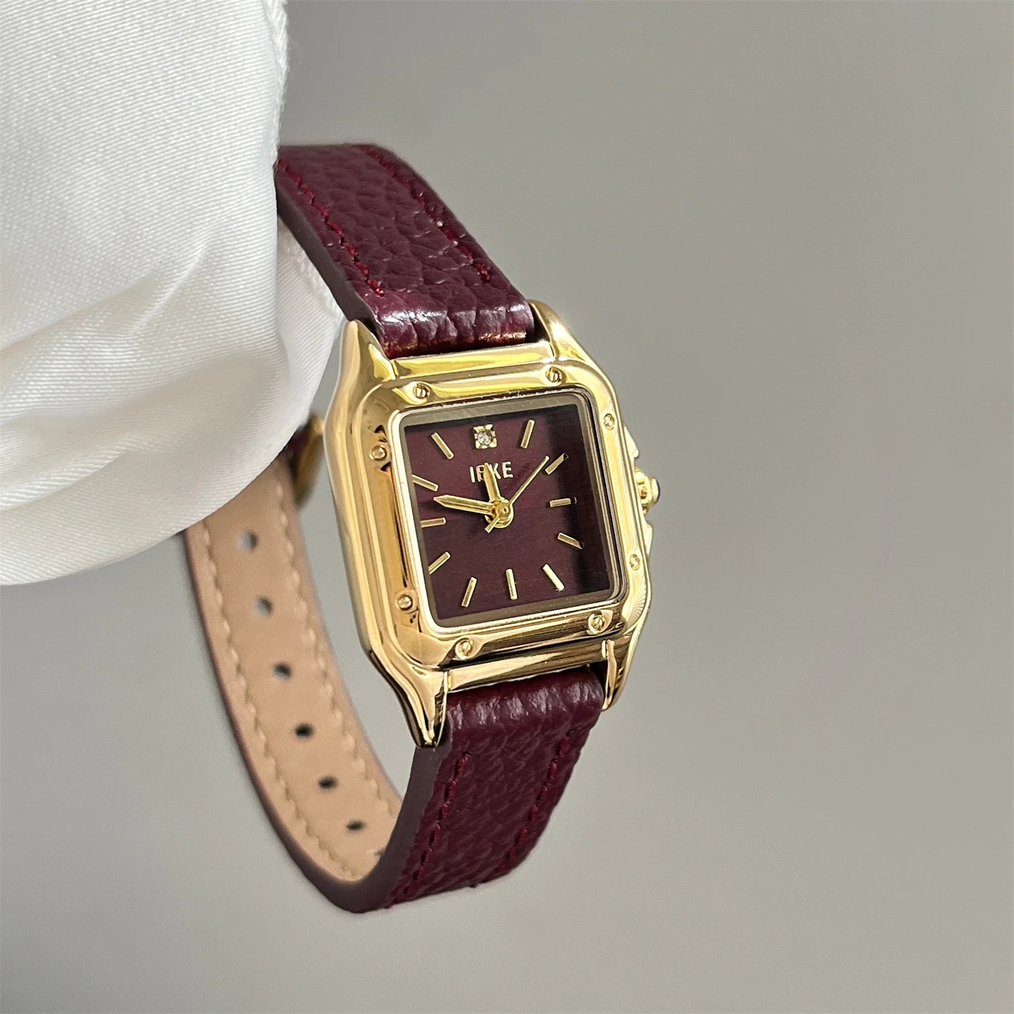 Square fashion high-end thin strap watch for women with niche design, versatile personality, light luxury quartz watch
Square fashion high-end thin strap watch for women with niche design, versatile personality, light luxury quartz watch