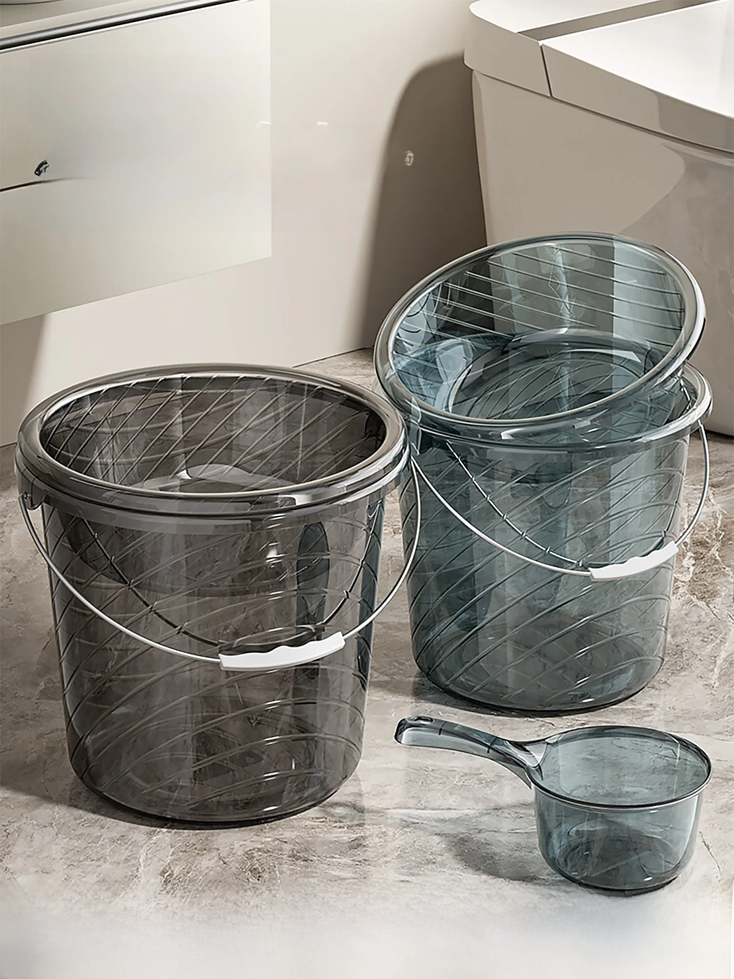 Thiened Deepened Plastic Buet Home Use Handheld Batoom Buet Transparent Water Buet with Lid Durable Household Clean...
Thiened Deepened Plastic Buet Home Use Handheld Batoom Buet Transparent Water Buet with Lid Durable Household Clean...