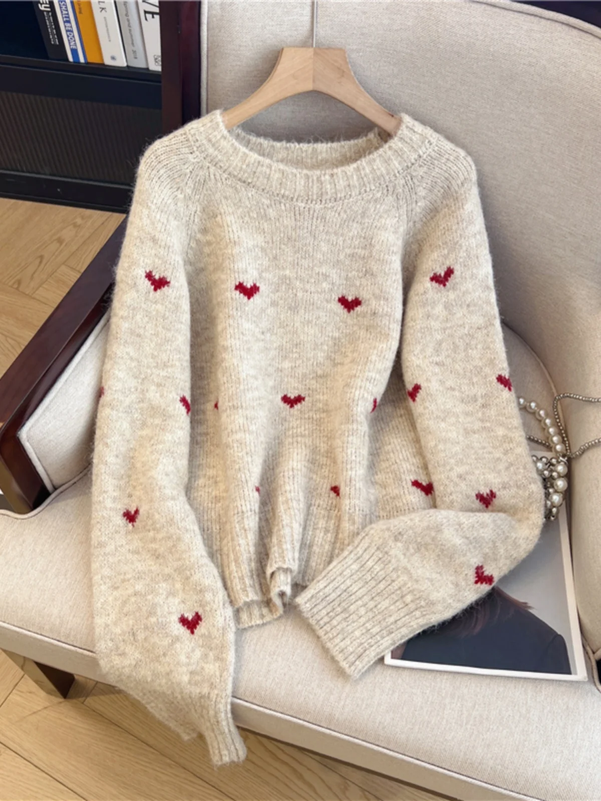 Женский вязаный свитер с круглым вырезом и вышивкой, свободного кроя, осенне-зимний, новый, повседневный, премиум-класса, универсальный вязаный топ
Женский вязаный свитер с круглым вырезом и вышивкой, свободного кроя, осенне-зимний, новый, повседневный, премиум-класса, универсальный вязаный топ