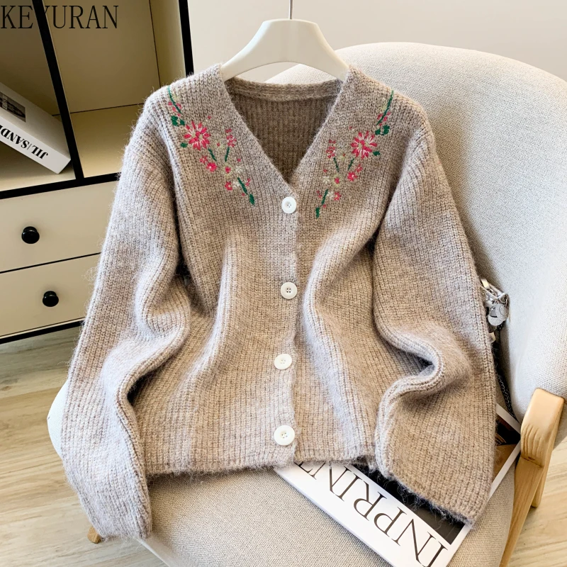 Осень-зима 2025 г., женский вязаный кардиган с цветочной вышивкой, винтажная куртка-кардиган с v-образным вырезом и длинными рукавами, свободные свитера на пуговицах, пальто, топы 
Осень-зима 2025 г., женский вязаный кардиган с цветочной вышивкой, винтажная куртка-кардиган с v-образным вырезом и длинными рукавами, свободные свитера на пуговицах, пальто, топы