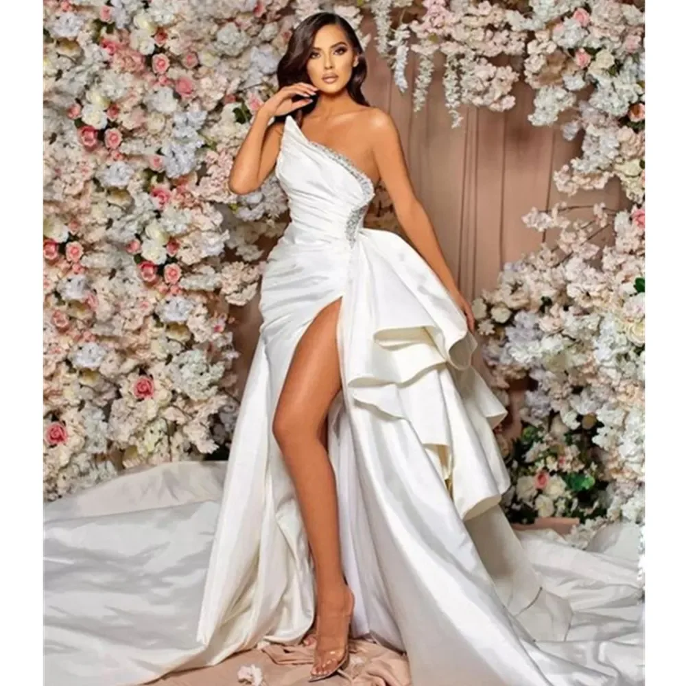 Customized Elegant One Shoulder Crystal Satin Mermaid Wedding Dress With Long Tail And Ruffled Edges Sexy Side Split Bridal Gown
Customized Elegant One Shoulder Crystal Satin Mermaid Wedding Dress With Long Tail And Ruffled Edges Sexy Side Split Bridal Gown