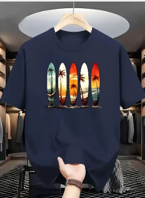 Белая футболка с короткими рукавами и яркими принтами серфбордов и пальм: стильный предмет одежды, демонстрирующий тематику серфинга.
Белая футболка с короткими рукавами и яркими принтами серфбордов и пальм: стильный предмет одежды, демонстрирующий тематику серфинга.