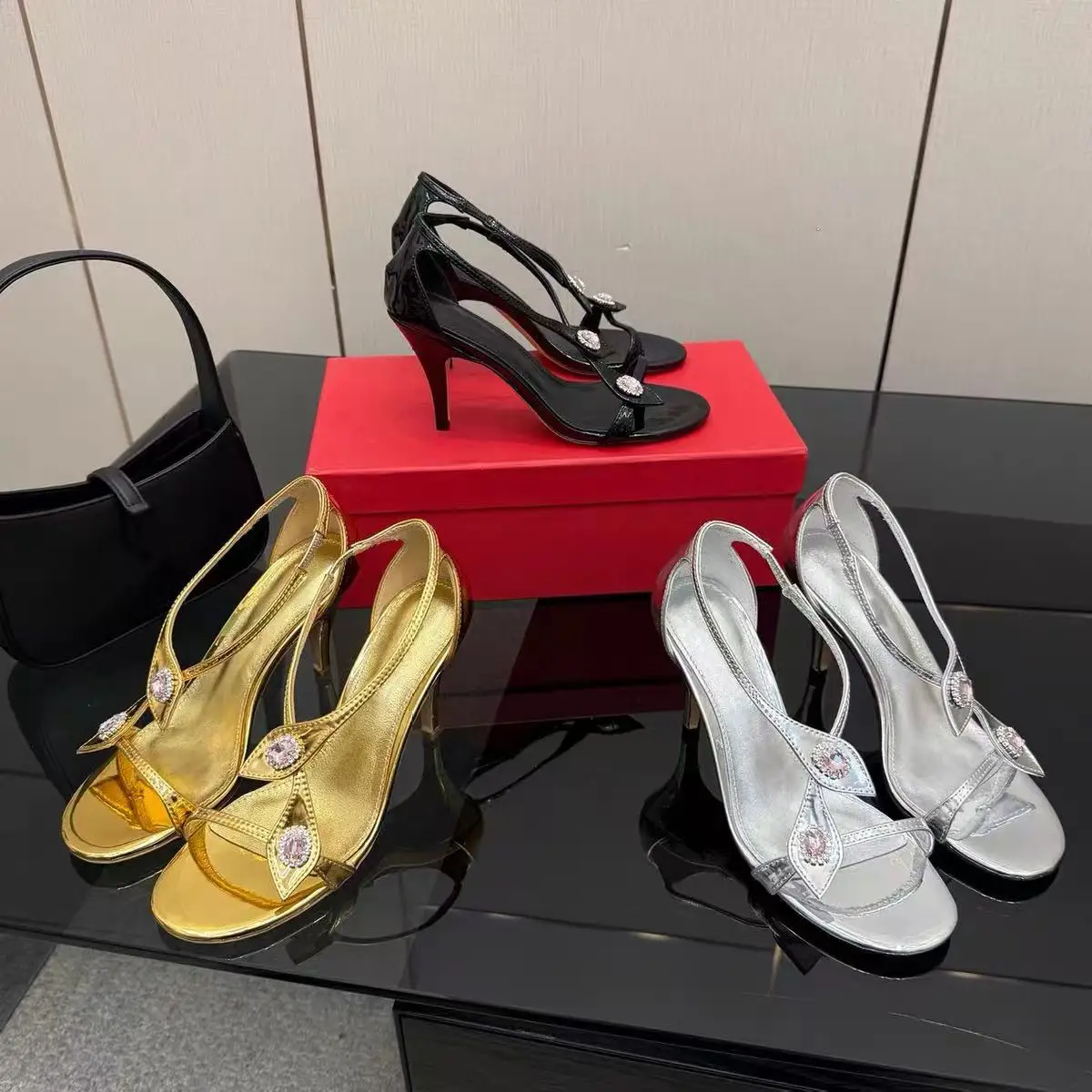 Summer new light luxury stiletto rhinestone buckle open toe high heel sandals silver gold leather banquet dress women's shoes
Summer new light luxury stiletto rhinestone buckle open toe high heel sandals silver gold leather banquet dress women's shoes