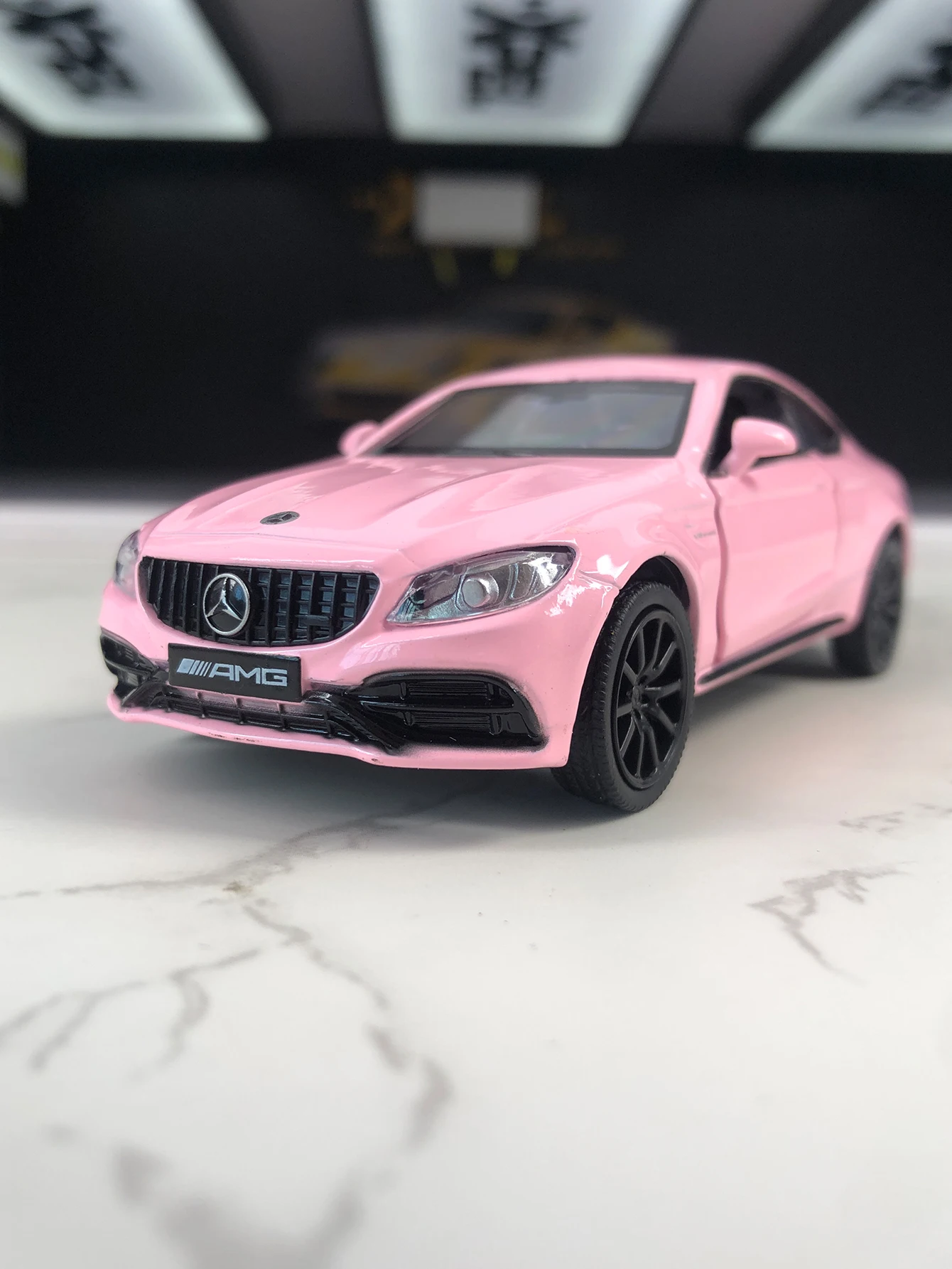 RMZ City1:36 имитация цинкового сплава Mercedes Benz C63S AMG модель автомобиля, статическое украшение, металлический коллекционный подарочный автомобиль
RMZ City1:36 имитация цинкового сплава Mercedes Benz C63S AMG модель автомобиля, статическое украшение, металлический коллекционный подарочный автомобиль