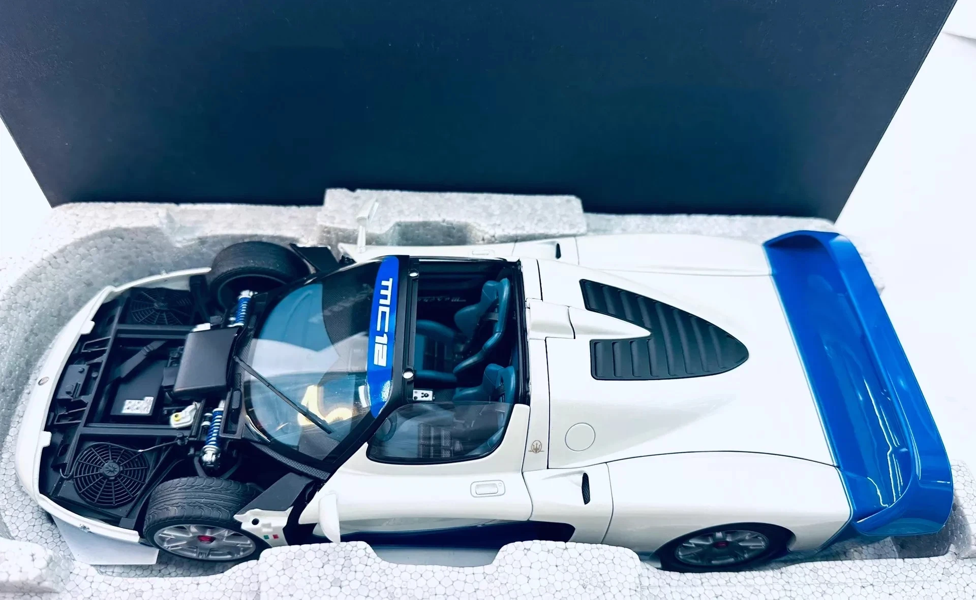 Autoart 1:18 MC12 ROAD CAR PEARL WHITE & BLUE Simulation Limited Edition All Open Alloy Metal Static Car Model Toy Gift
Autoart 1:18 MC12 ROAD CAR PEARL WHITE & BLUE Simulation Limited Edition All Open Alloy Metal Static Car Model Toy Gift