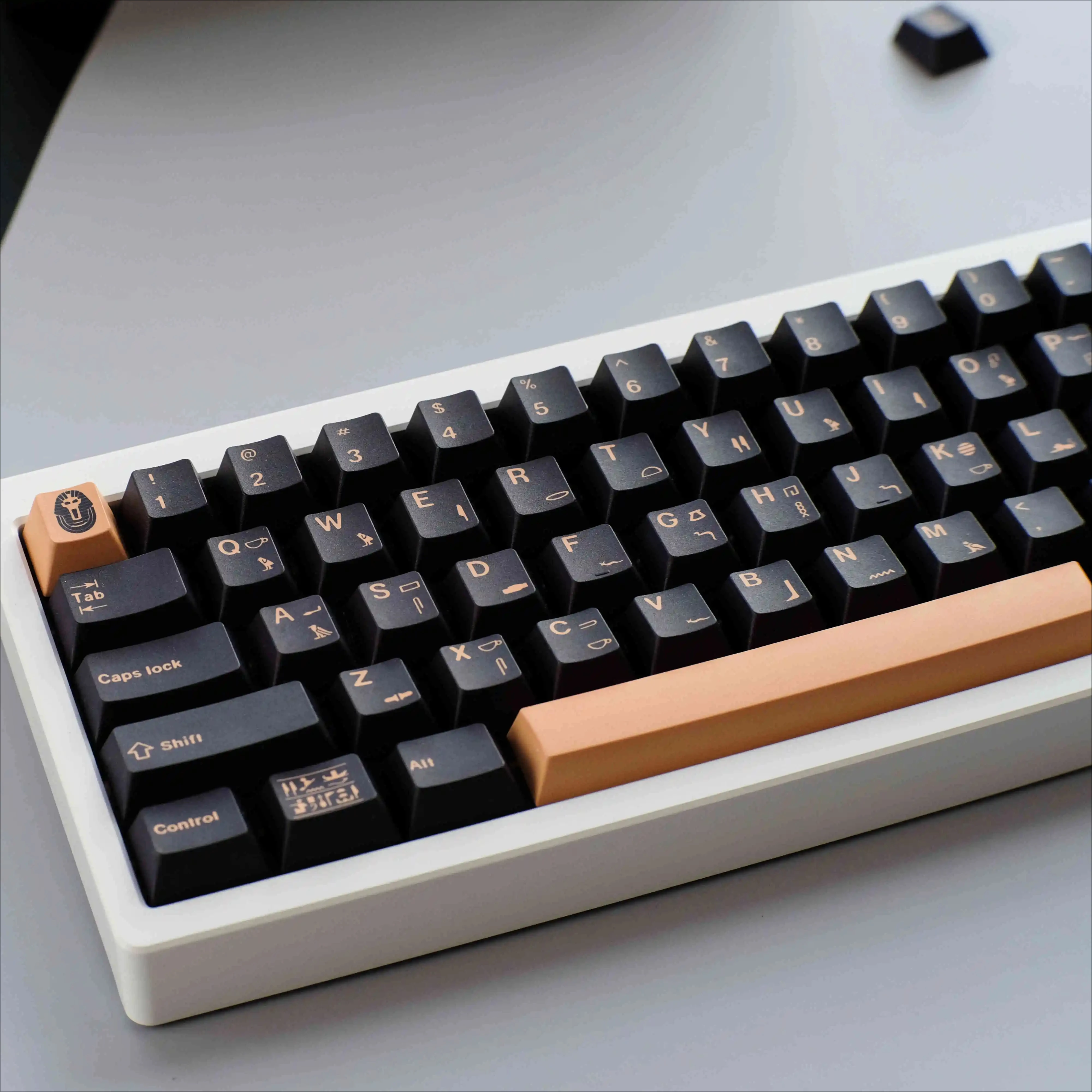GMK French King keycap PBT five-sided sublimation, personality, animation, two-dimensional keycap
GMK French King keycap PBT five-sided sublimation, personality, animation, two-dimensional keycap