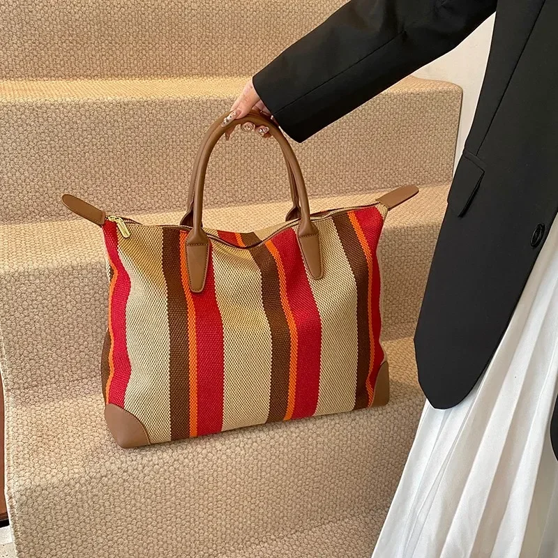 Large Capacity Design Handbag For Women Minimalist Vintage Style Crossbody Messenger With Leather Tassel Charm And Letter Logo 
Large Capacity Design Handbag For Women Minimalist Vintage Style Crossbody Messenger With Leather Tassel Charm And Letter Logo