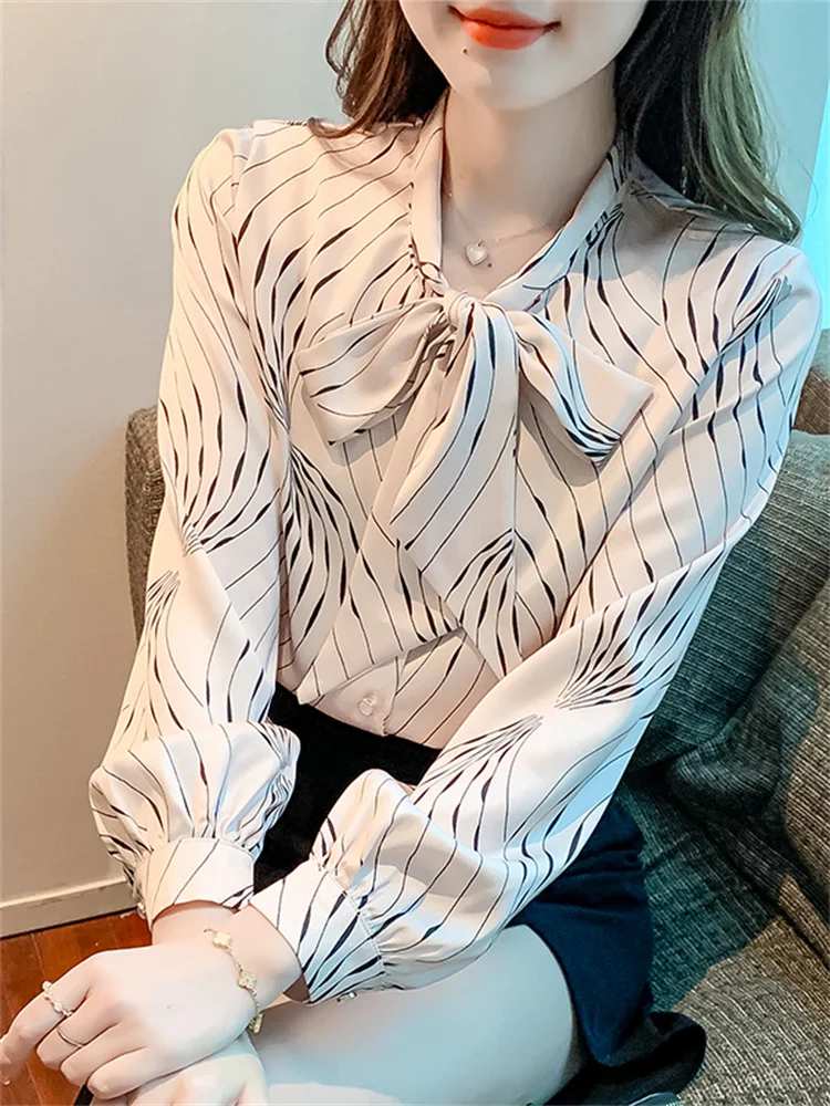 Новая модная молодежная универсальная женская блузка с длинным рукавом в полоску, осенне-зимняя, для повседневной носки, прямого кроя.
Новая модная молодежная универсальная женская блузка с длинным рукавом в полоску, осенне-зимняя, для повседневной носки, прямого кроя.