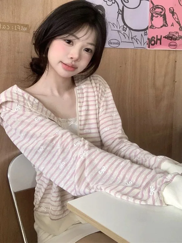 2025 New Korean Sle Casual Loose Women's Long Sve Hooded Striped Sun Protection Cardigan Cover up Outerwear Coat
2025 New Korean Sle Casual Loose Women's Long Sve Hooded Striped Sun Protection Cardigan Cover up Outerwear Coat