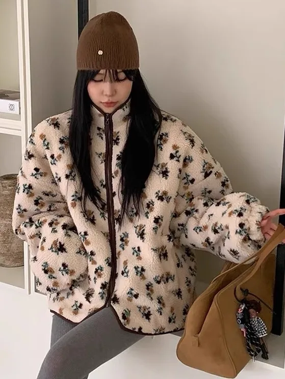 Floral Embroidered Lamb Fur Cotton Jaet Women's Vintage Stand Collar Loose Autumn Winter Warm Anti-aging Cotton Coat Top
Floral Embroidered Lamb Fur Cotton Jaet Women's Vintage Stand Collar Loose Autumn Winter Warm Anti-aging Cotton Coat Top