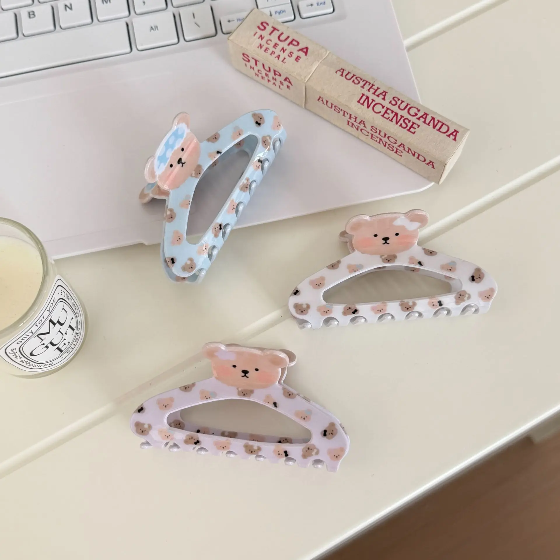 Premium Shark Clip Cute Bear Pattern Printed Half Round Hair Claw for Women Daily Updo Versatile Use High Quality Hair Clip
Premium Shark Clip Cute Bear Pattern Printed Half Round Hair Claw for Women Daily Updo Versatile Use High Quality Hair Clip