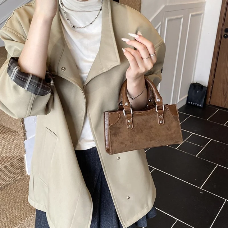 Vintage Style Women Purse With Bakelite Handle And Structured Leather Body For Retro Elegant Charm
Vintage Style Women Purse With Bakelite Handle And Structured Leather Body For Retro Elegant Charm