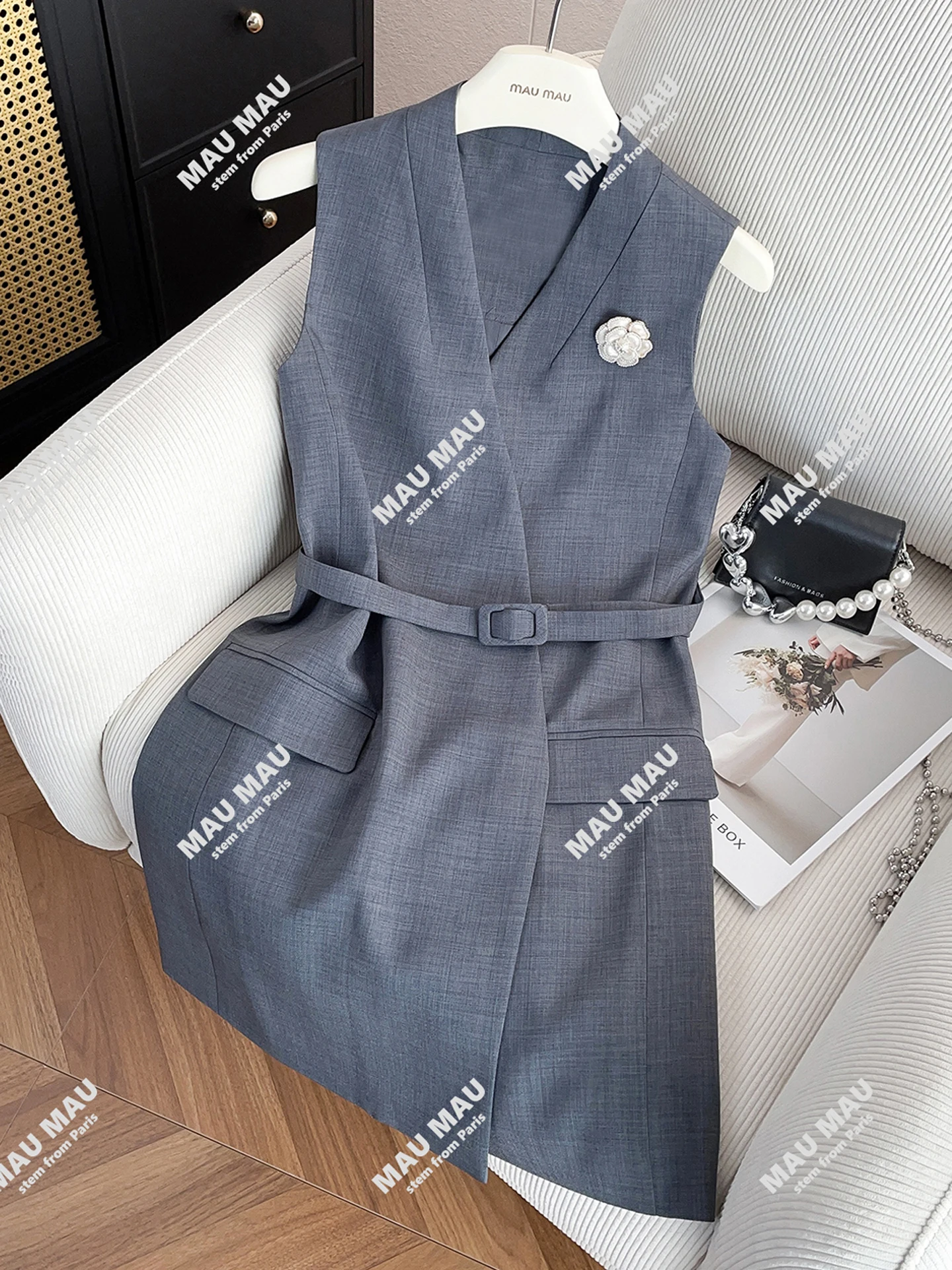 High Waist V-Neck Floral Waist-Cinching Vest Dress Women's Fashion Elegant Commute Style Mid-Thick Short Skirt Dress
High Waist V-Neck Floral Waist-Cinching Vest Dress Women's Fashion Elegant Commute Style Mid-Thick Short Skirt Dress