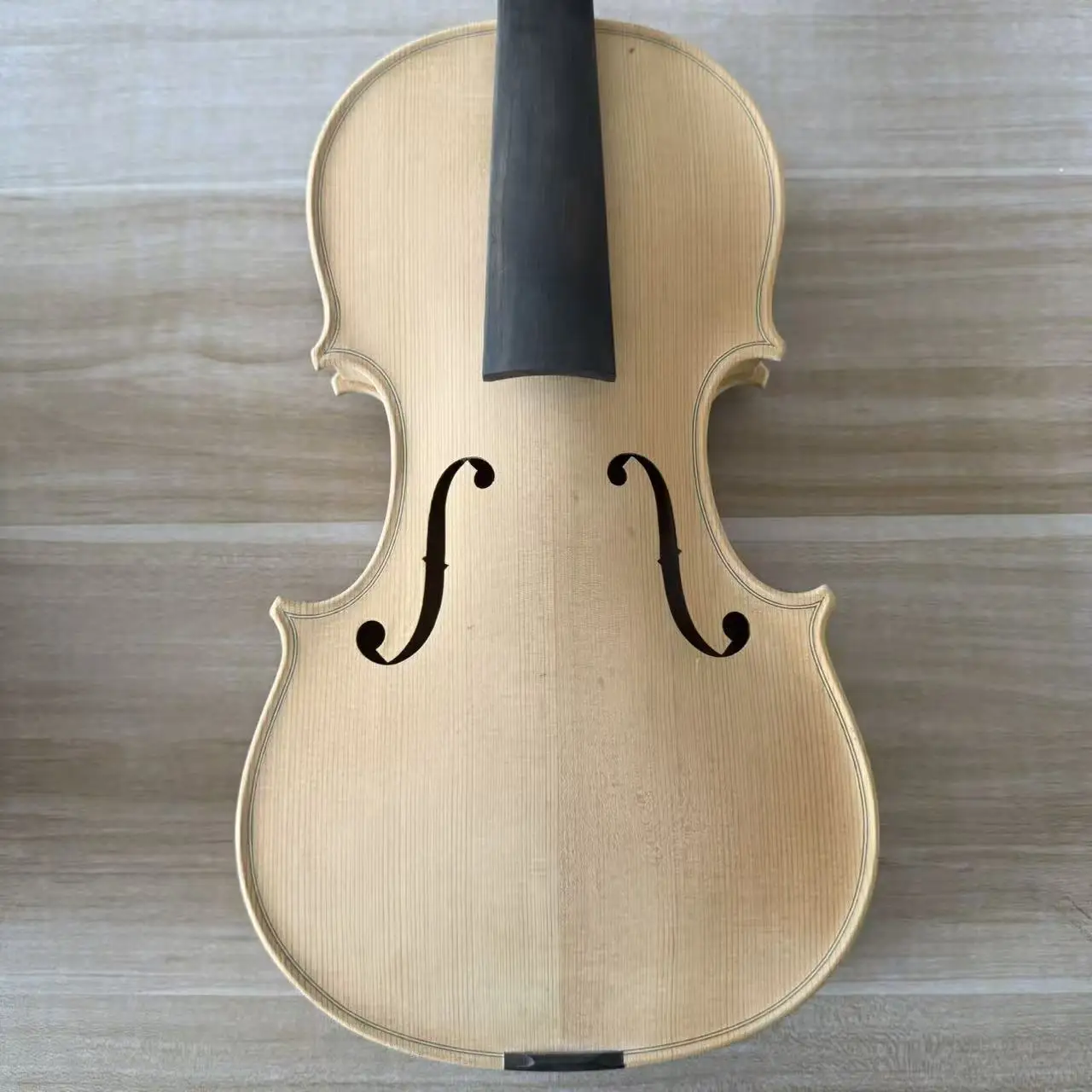 Maple tiger-patterned violin, unpainted white blank, 1715
Maple tiger-patterned violin, unpainted white blank, 1715