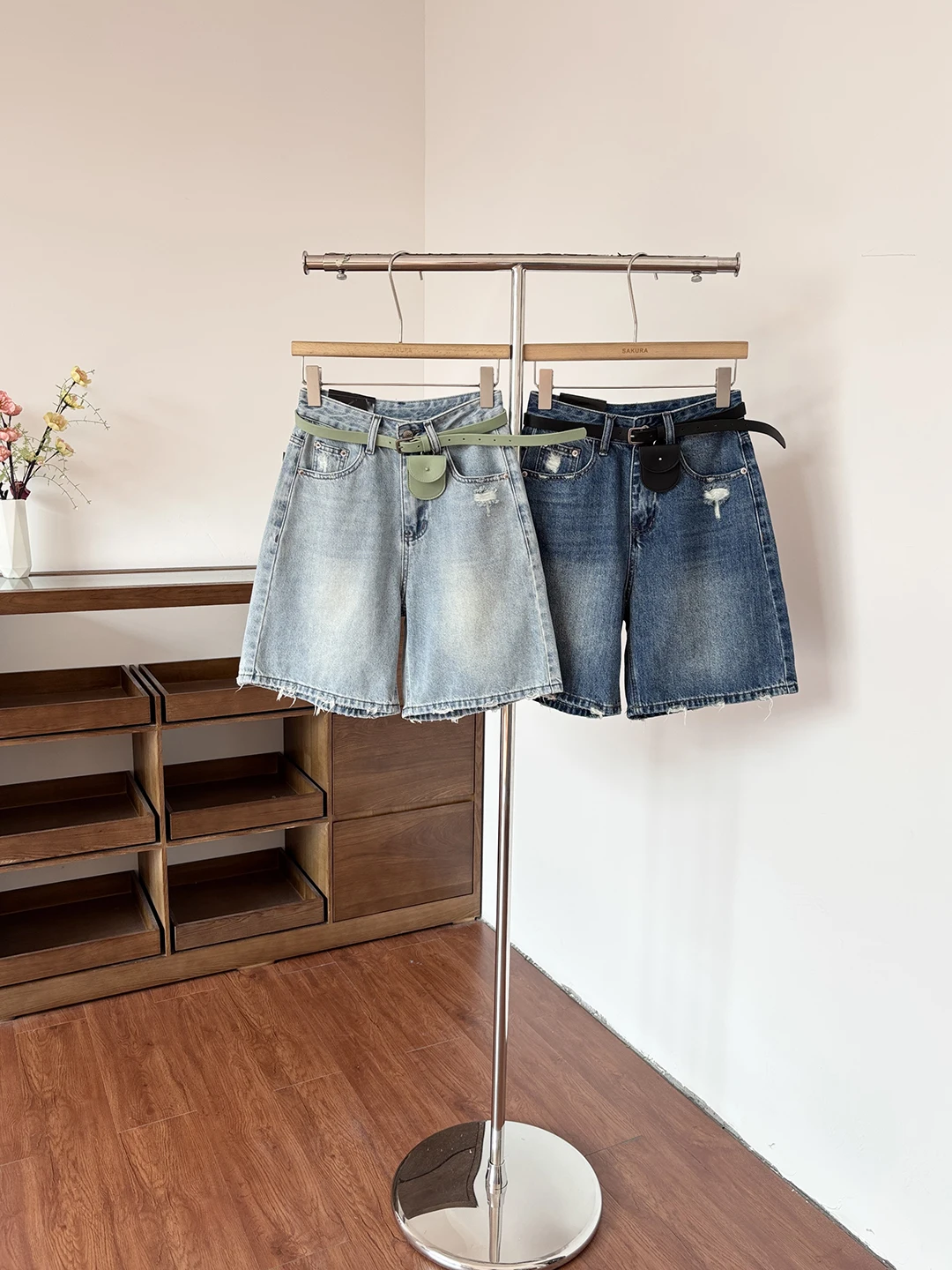 Summer 2026 High Waist Distressed Denim Shorts Women's Fashionable Retro American Style Versatile Frayed Jeans Five-Point Pants
Summer 2026 High Waist Distressed Denim Shorts Women's Fashionable Retro American Style Versatile Frayed Jeans Five-Point Pants