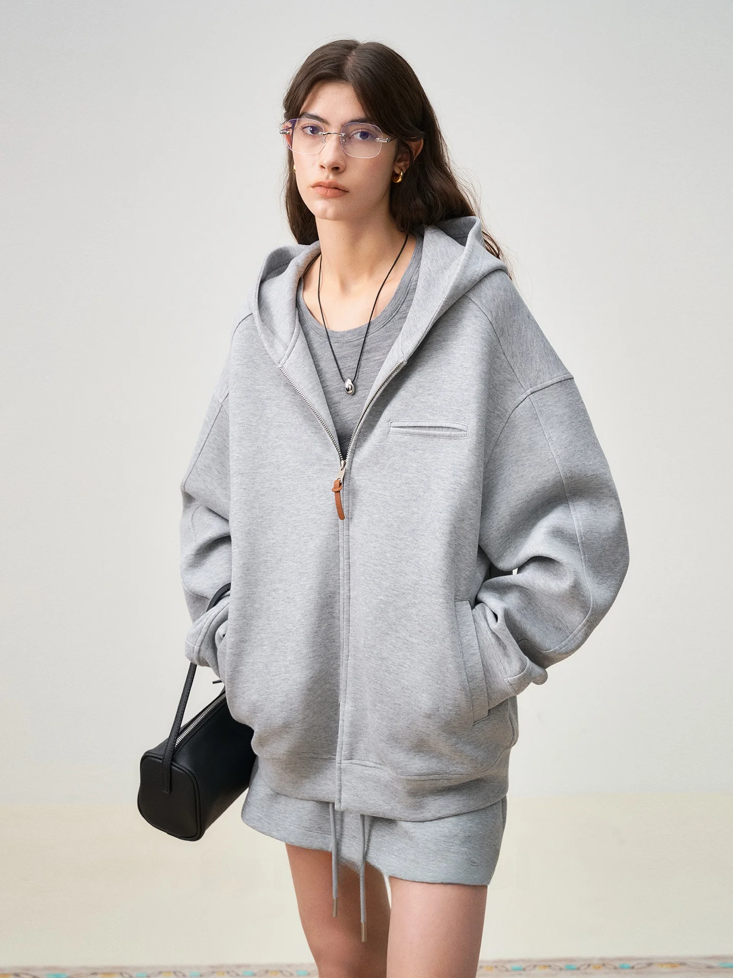 Комплект FreMoi: толстовка с капюшоном на двойной молнии свободного кроя и юбка с высокой талией – модный повседневный женский костюм
Комплект FreMoi: толстовка с капюшоном на двойной молнии свободного кроя и юбка с высокой талией – модный повседневный женский костюм