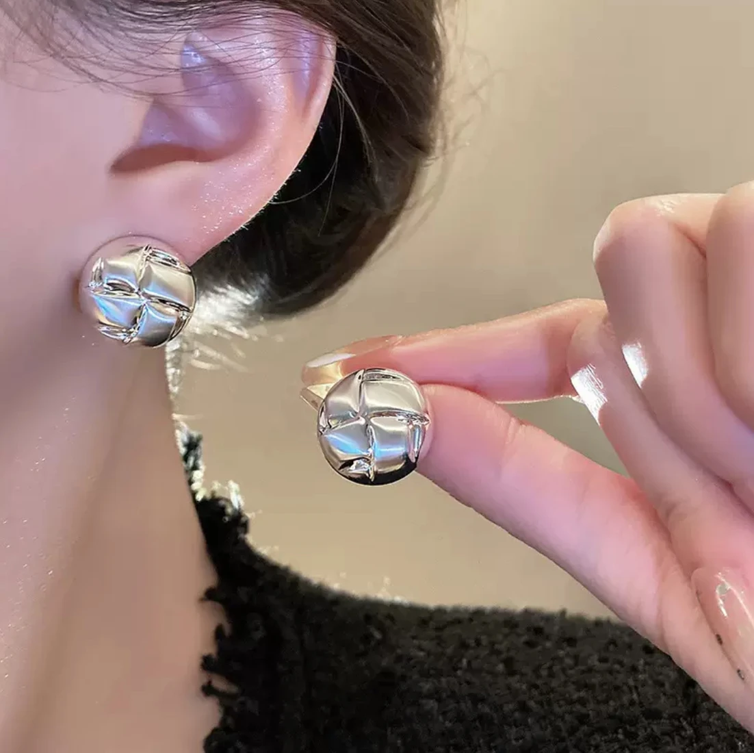 Hot fashion luxury creative metal style 3D earrings 2025 new cool wind earrings light luxury high-end stud earrings and ladies e
Hot fashion luxury creative metal style 3D earrings 2025 new cool wind earrings light luxury high-end stud earrings and ladies e