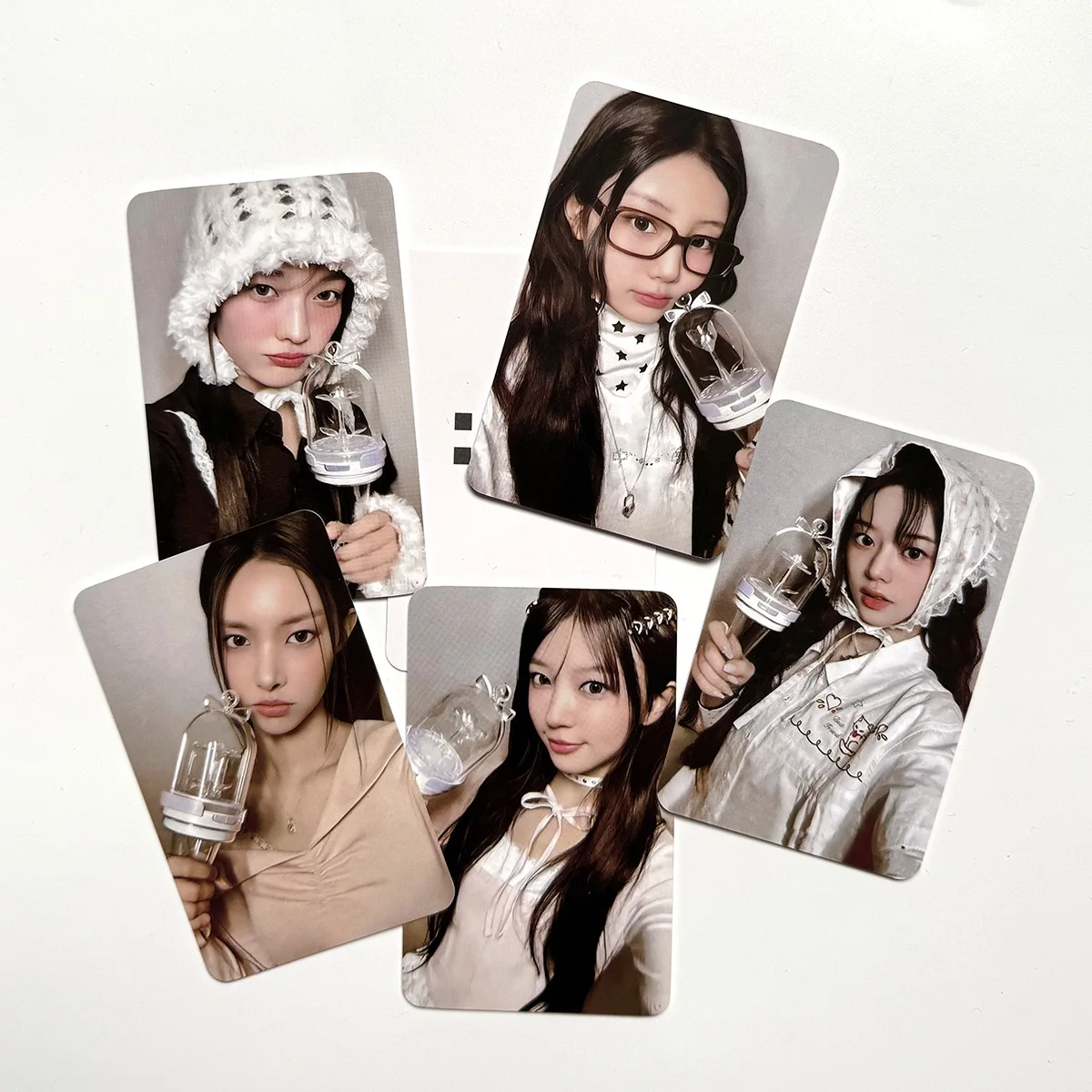 5Pcs/Set Kpop ILLIT Selfie Cards Member Hold Light Stick Ver Photocards Wonhee Moka Minju Fashion Postcard Iroha Yunah Fans Gift
5Pcs/Set Kpop ILLIT Selfie Cards Member Hold Light Stick Ver Photocards Wonhee Moka Minju Fashion Postcard Iroha Yunah Fans Gift