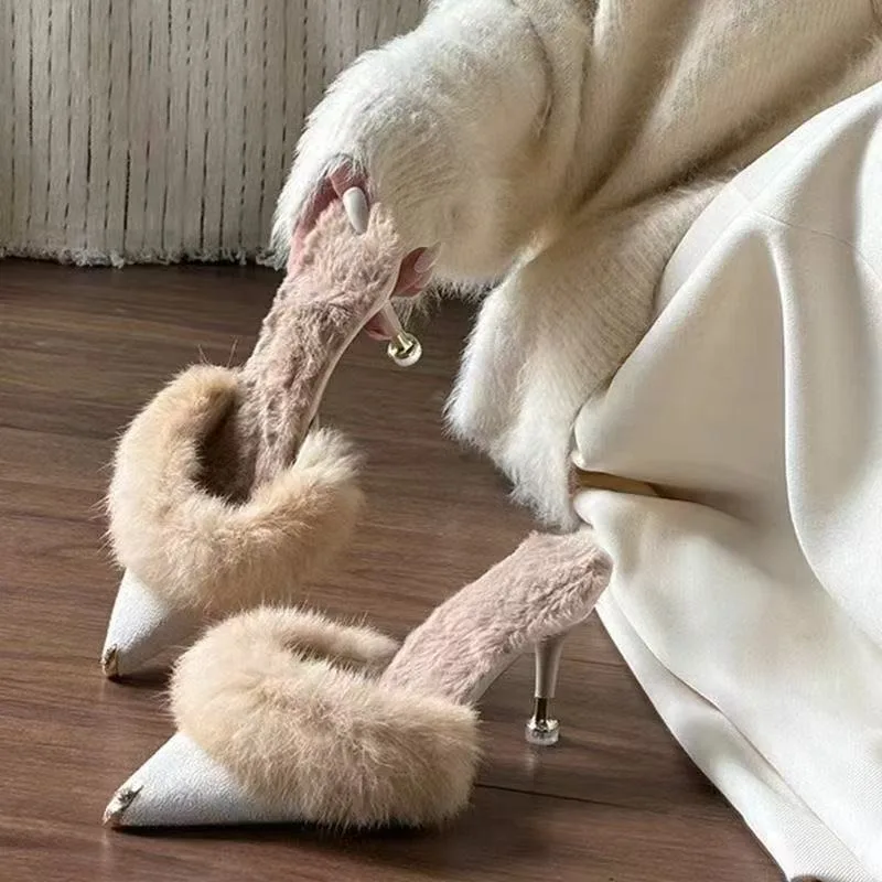 Осенне-зимние женские меховые тапочки на высоком каблуке, удобные уличные носимые теплые модные тапочки с острым носком и бархатной поверхностью
Осенне-зимние женские меховые тапочки на высоком каблуке, удобные уличные носимые теплые модные тапочки с острым носком и бархатной поверхностью