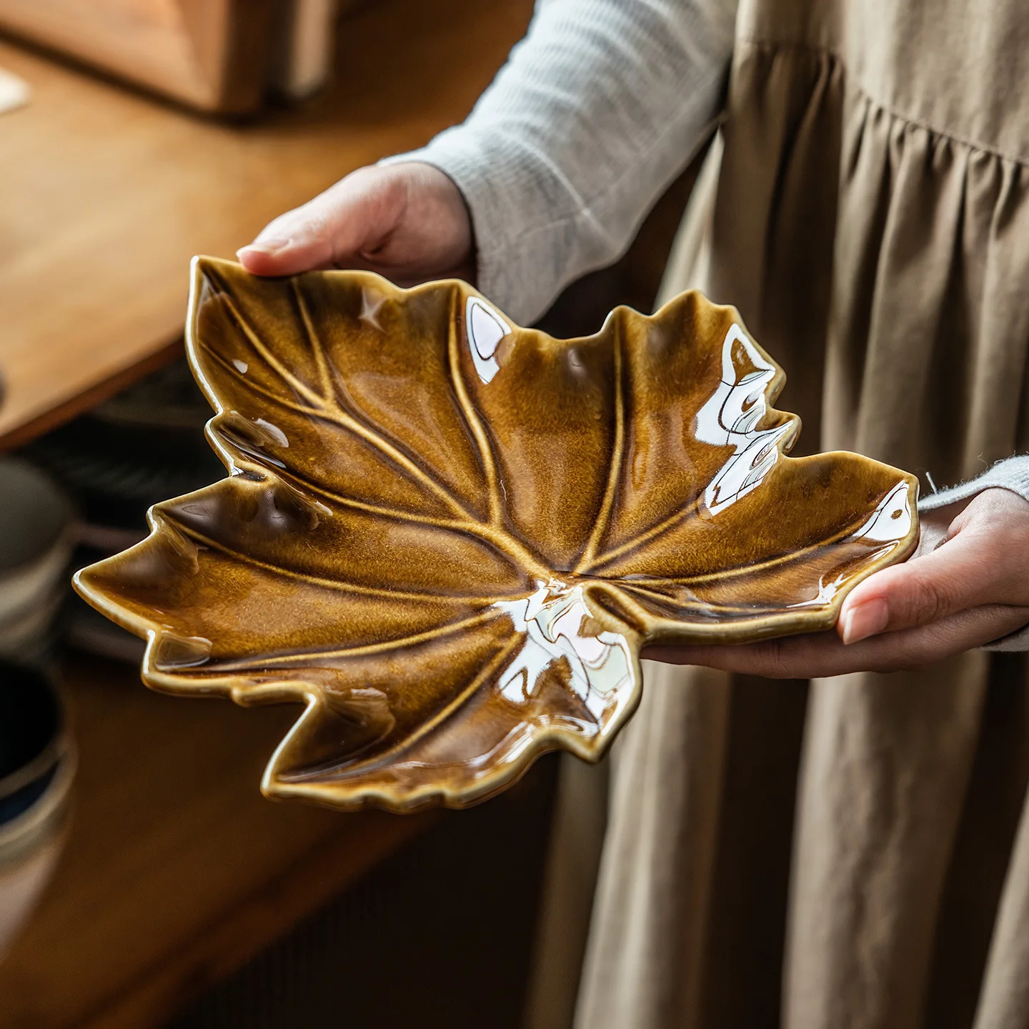 YFY retro maple leaf ceramic plate home restaurant characteristic dim sum special-shaped fruit
YFY retro maple leaf ceramic plate home restaurant characteristic dim sum special-shaped fruit