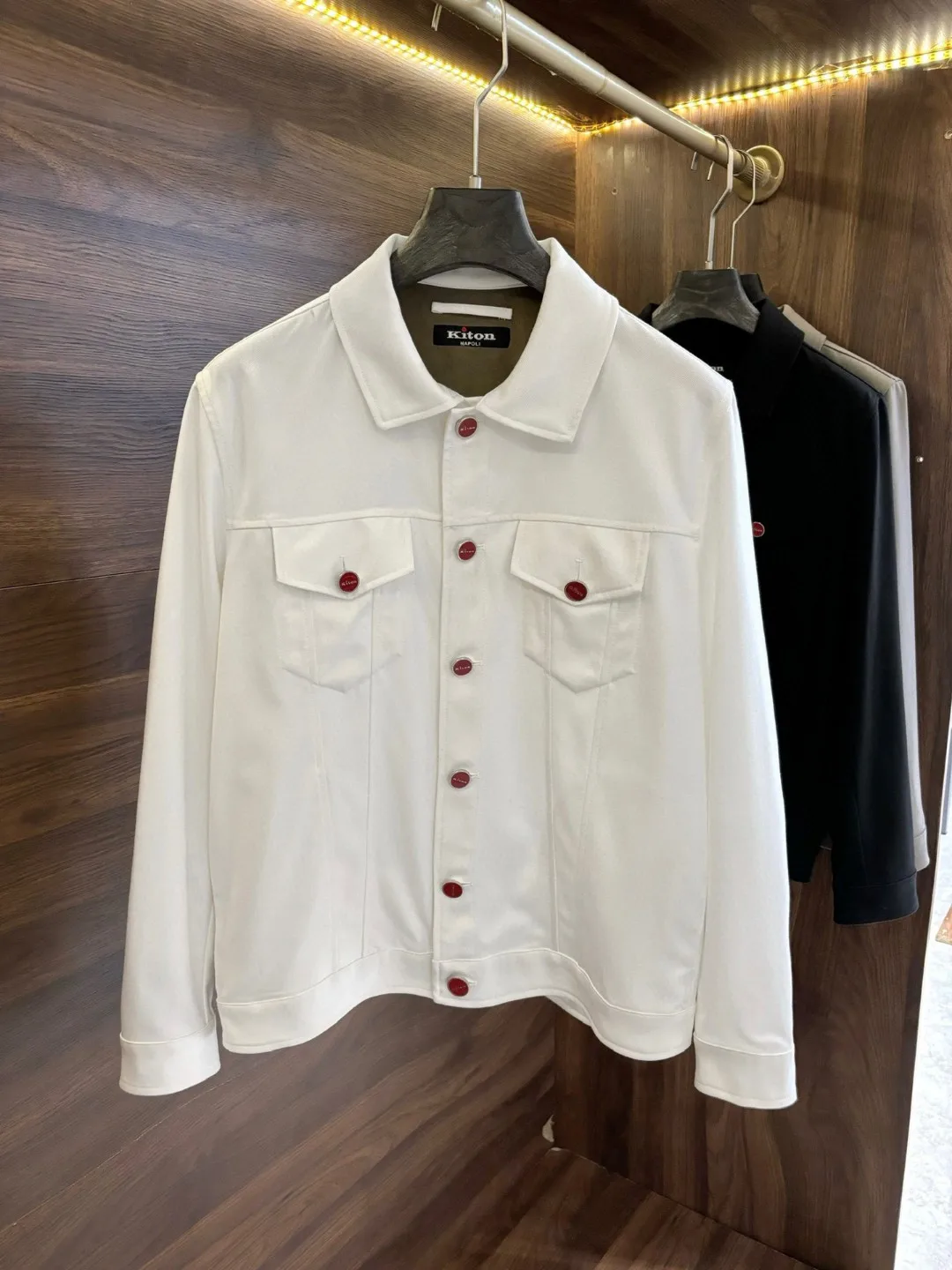 KITON Italian 25ss повседневная джинсовая красная куртка на пуговицах с лацканами
KITON Italian 25ss повседневная джинсовая красная куртка на пуговицах с лацканами