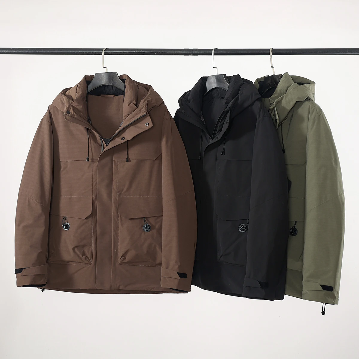 Мужская модная повседневная пуховая куртка High Loosen Du Down с капюшоном, серия Mountain, рабочая одежда, популярная модель, зимняя верхняя одежда
Мужская модная повседневная пуховая куртка High Loosen Du Down с капюшоном, серия Mountain, рабочая одежда, популярная модель, зимняя верхняя одежда