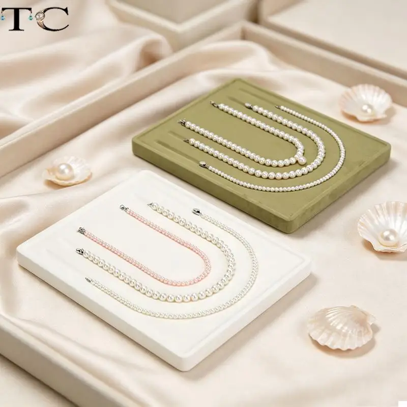 A U-Shaped Pearl Necklace Display Tray Made of Premium Suede-Like Leather Can Hold 3 Pearl Necklaces within a Diameter of 1cm
A U-Shaped Pearl Necklace Display Tray Made of Premium Suede-Like Leather Can Hold 3 Pearl Necklaces within a Diameter of 1cm