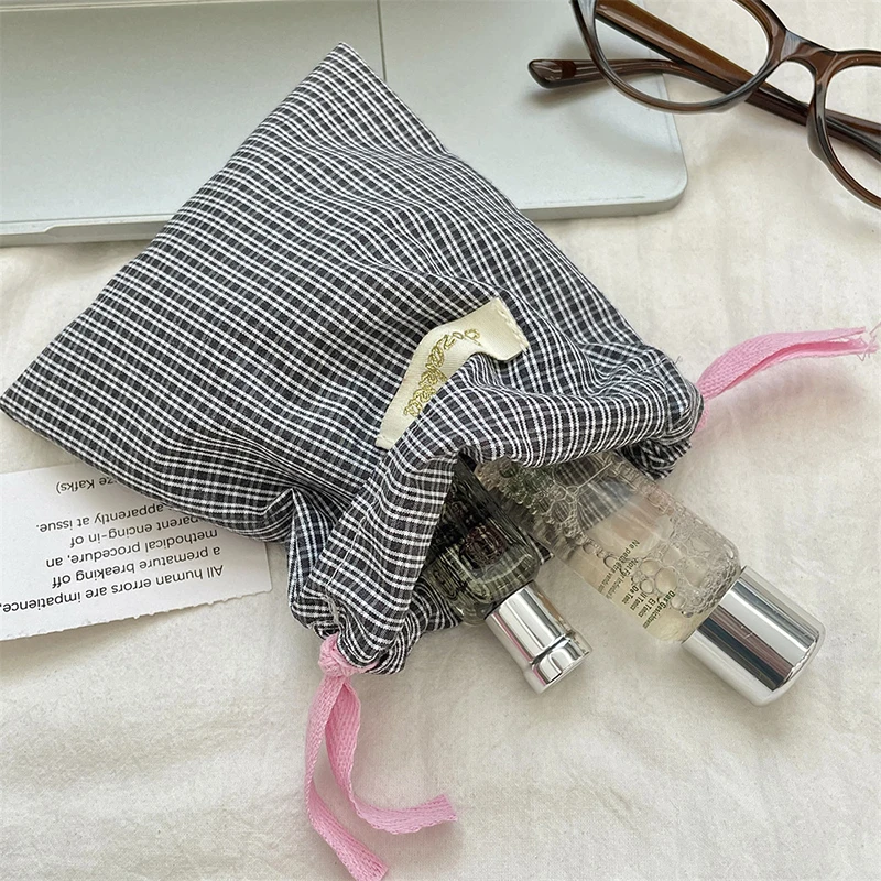 1Pieces New Checkered Pattern Lipstick Makeup Bag With Drawstring Simple Jewelry Handbag Large Capacity Traveling Handbag
1Pieces New Checkered Pattern Lipstick Makeup Bag With Drawstring Simple Jewelry Handbag Large Capacity Traveling Handbag
