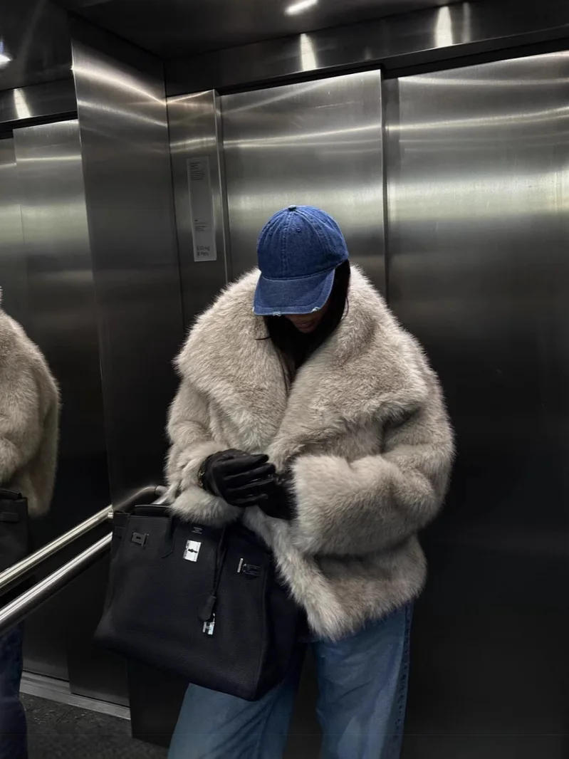 Зимняя шуба из меха норки с широким воротником для женщин, большой размер, мягкая и пушистая, короткая модель
Зимняя шуба из меха норки с широким воротником для женщин, большой размер, мягкая и пушистая, короткая модель