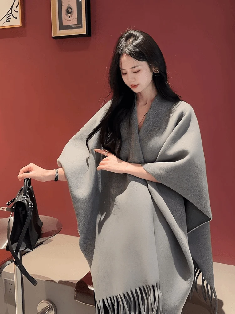 Вязаное пальто-накидка Ele: повседневная свободная верхняя одежда для женщин, ранняя осень, модный стиль, ощущение роскоши, женственность
Вязаное пальто-накидка Ele: повседневная свободная верхняя одежда для женщин, ранняя осень, модный стиль, ощущение роскоши, женственность