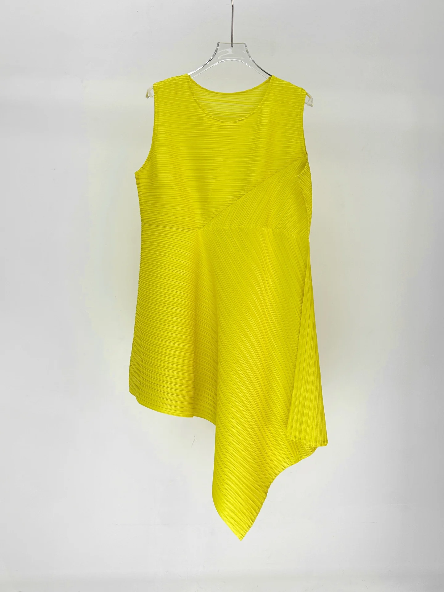 Женская шикарная повседневная футболка нестандартного кроя, однотонная, из дышащей комфортной ткани, свободная, эластичная, летняя, женский топ
Женская шикарная повседневная футболка нестандартного кроя, однотонная, из дышащей комфортной ткани, свободная, эластичная, летняя, женский топ