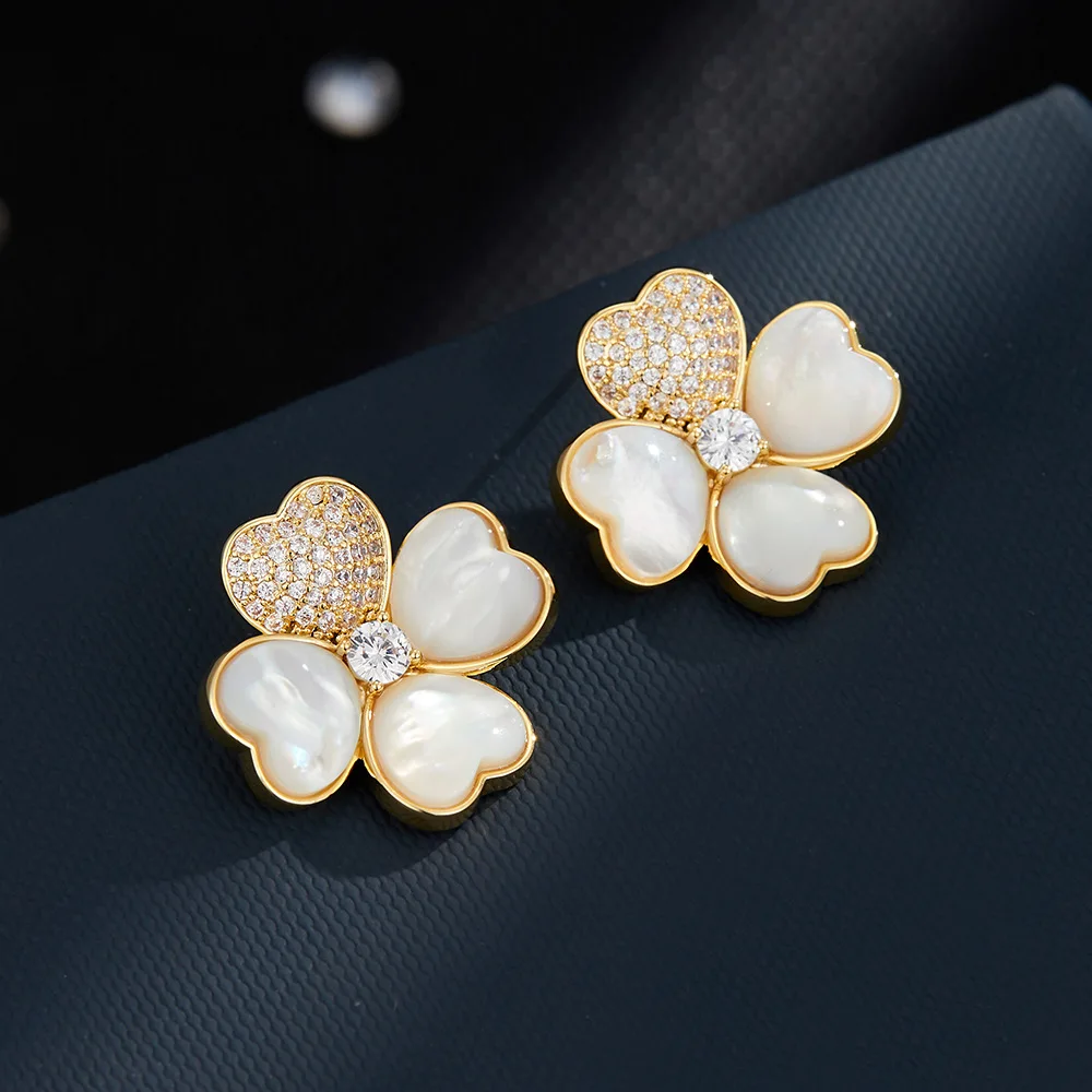 Light luxury and high-end natural four leaf clover earrings made of Fritillaria cocos
Light luxury and high-end natural four leaf clover earrings made of Fritillaria cocos