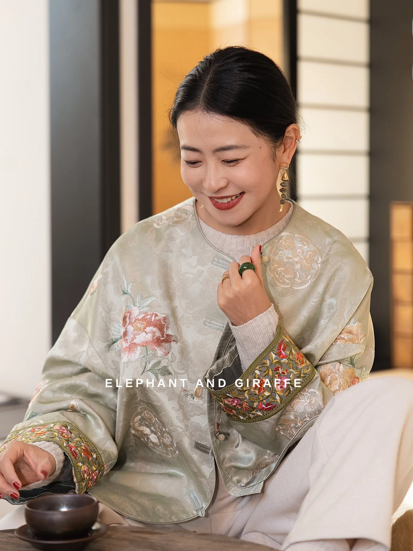 Новое китайское пальто с тяжелой вышивкой в стиле пэчворк с узорами слонов и жирафов, в традиционном национальном стиле, однотонное, женское.
Новое китайское пальто с тяжелой вышивкой в стиле пэчворк с узорами слонов и жирафов, в традиционном национальном стиле, однотонное, женское.